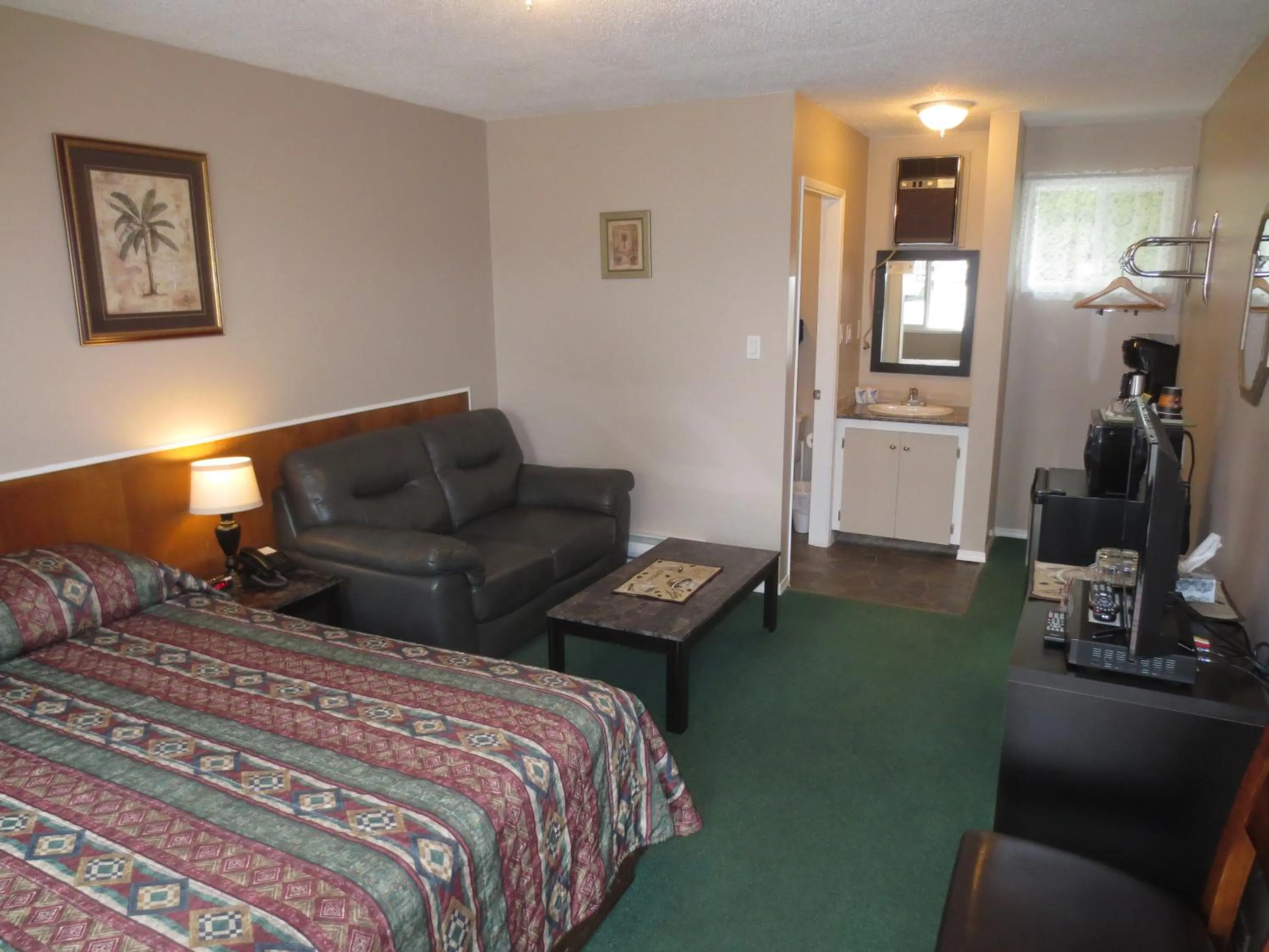 Bedroom, Bed in Overlander Motel