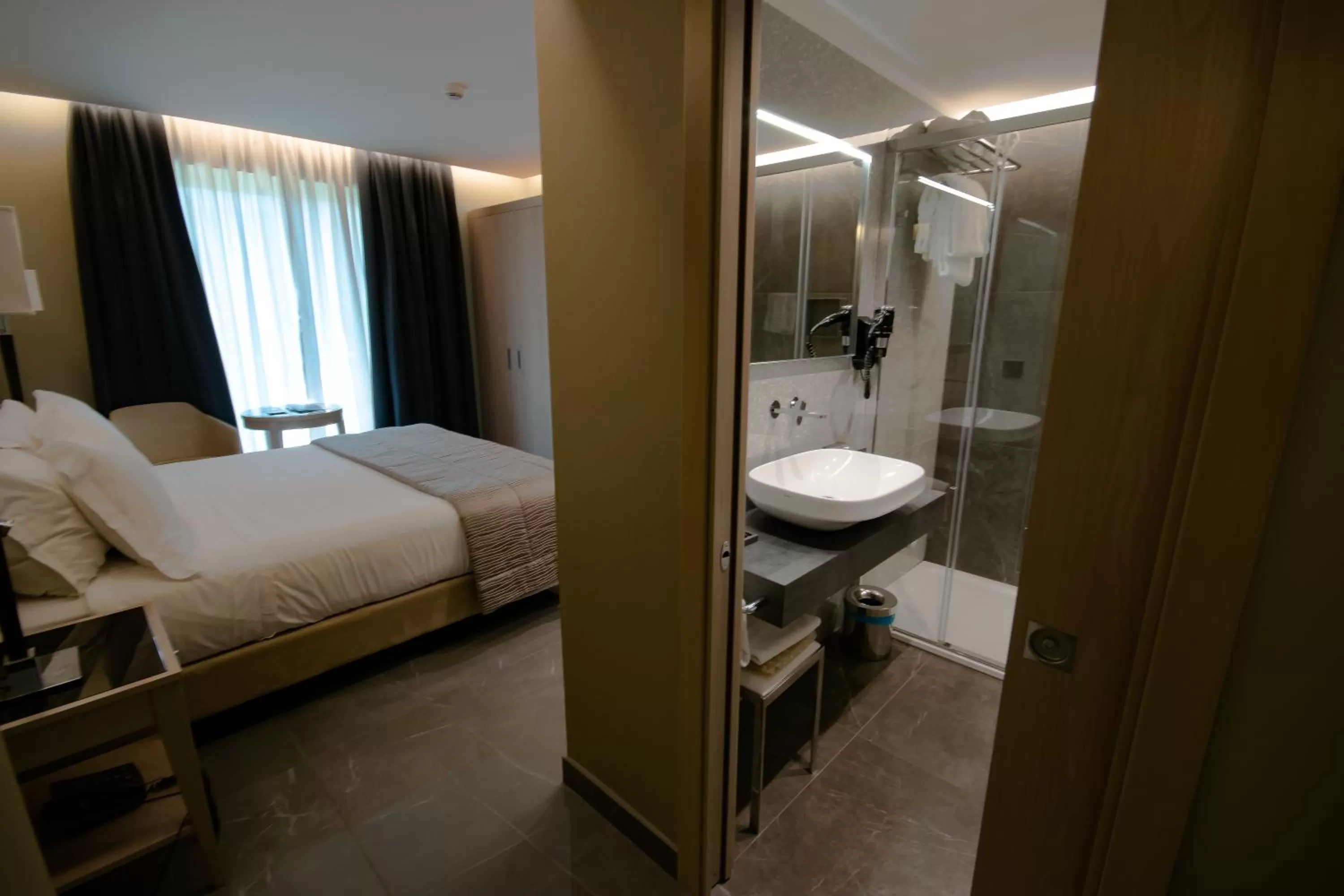 Shower, Bed in Hotel Forum
