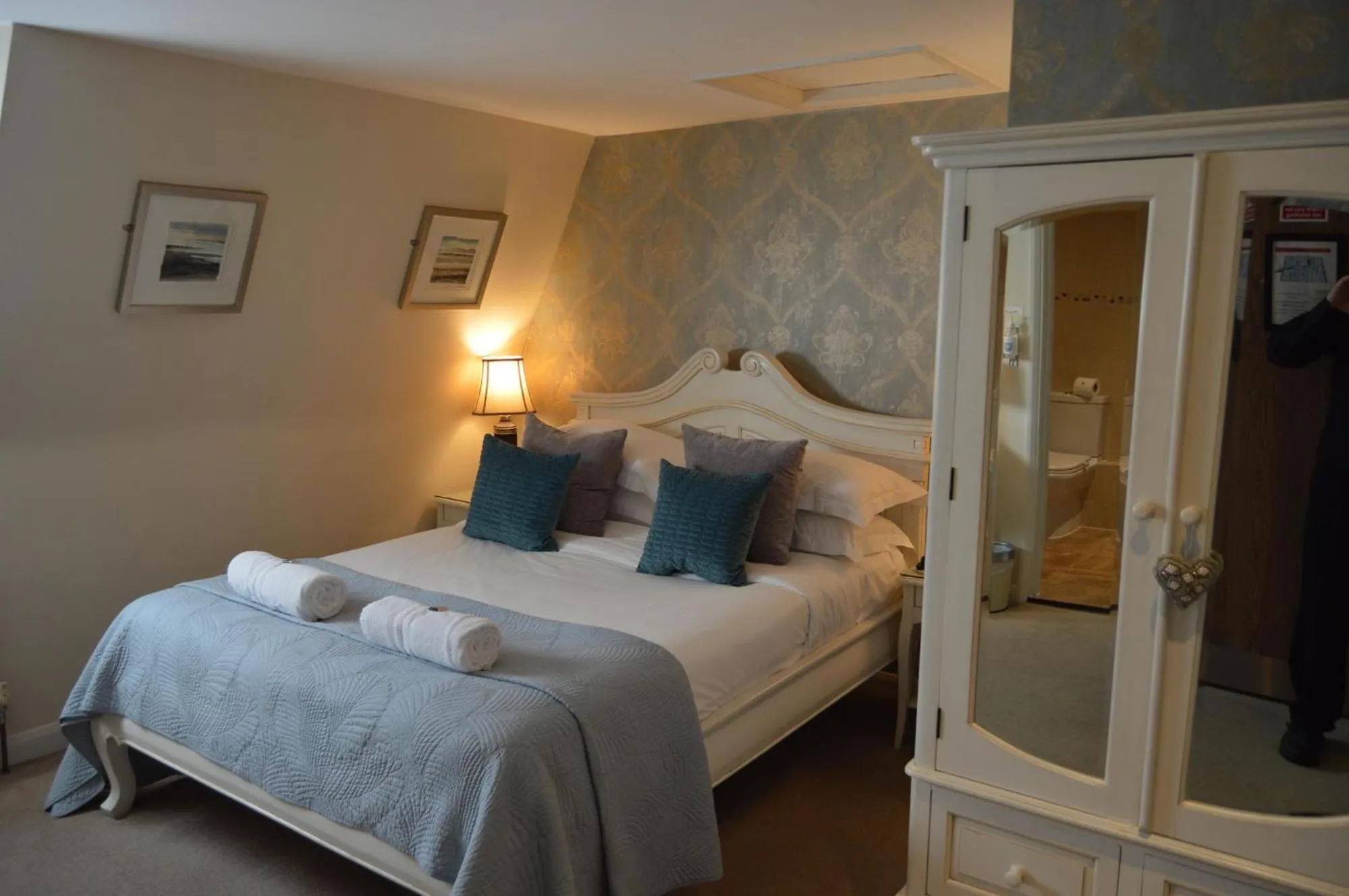 Bed in Le Bouchon Brasserie & Hotel