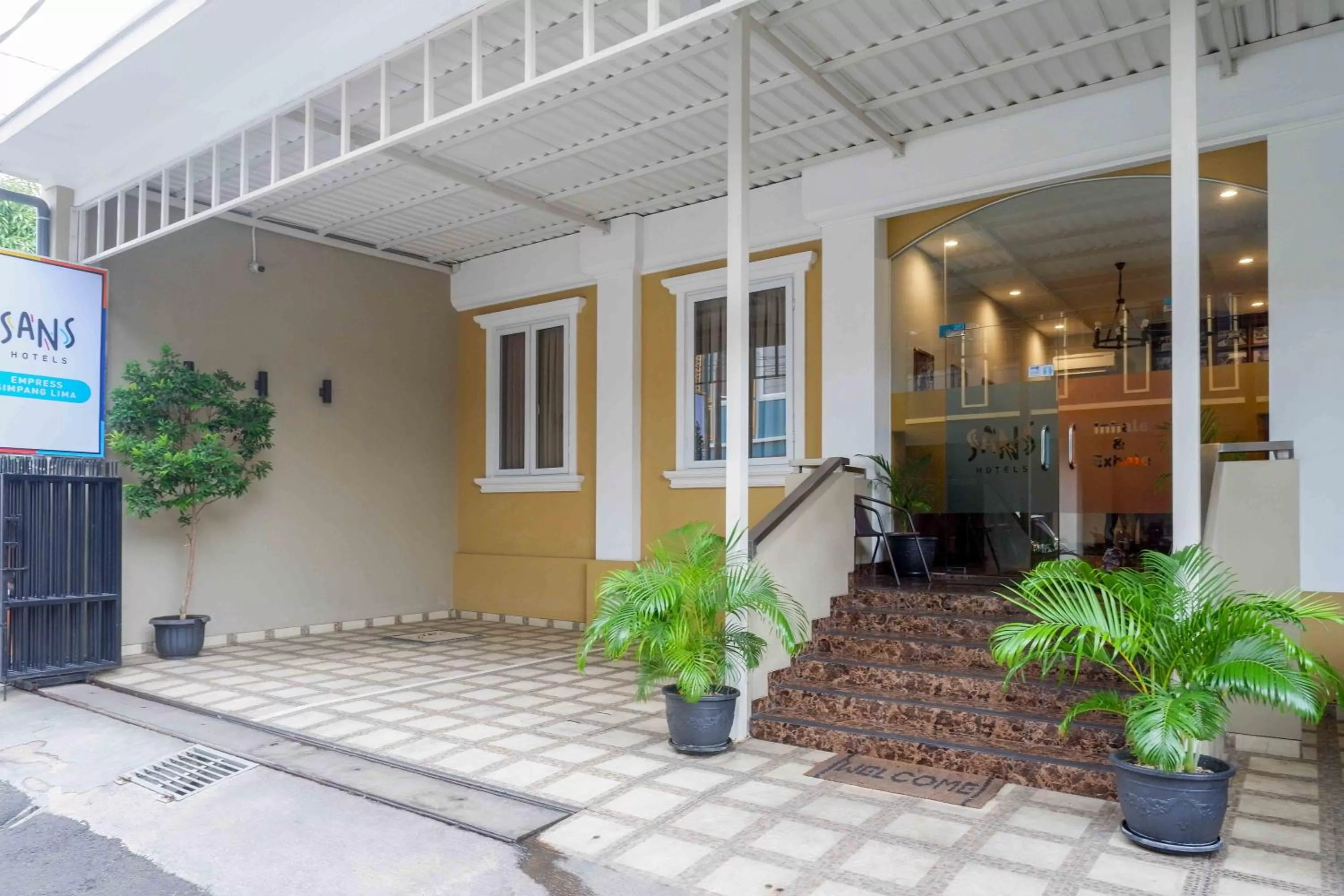 Property building in Sans Hotel Empress Simpang Lima