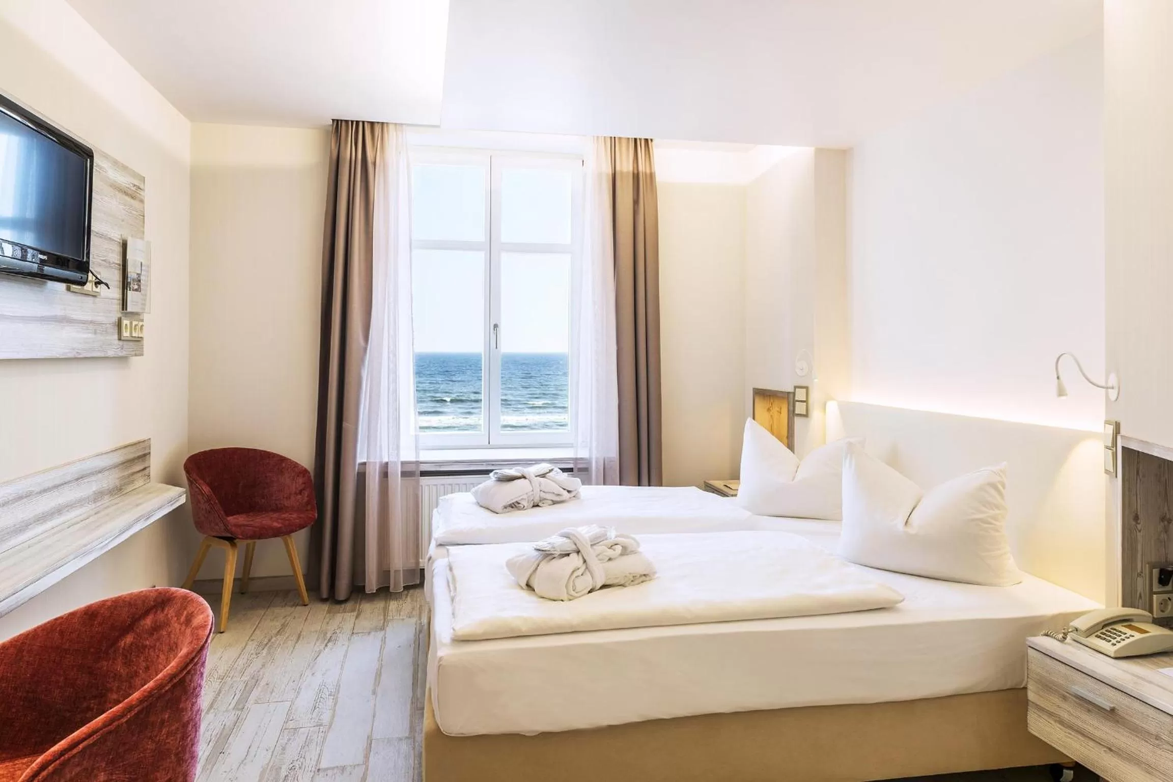 Photo of the whole room, Bed in SEETELHOTEL Strandhotel Atlantic das Boutiquehotel am Meer