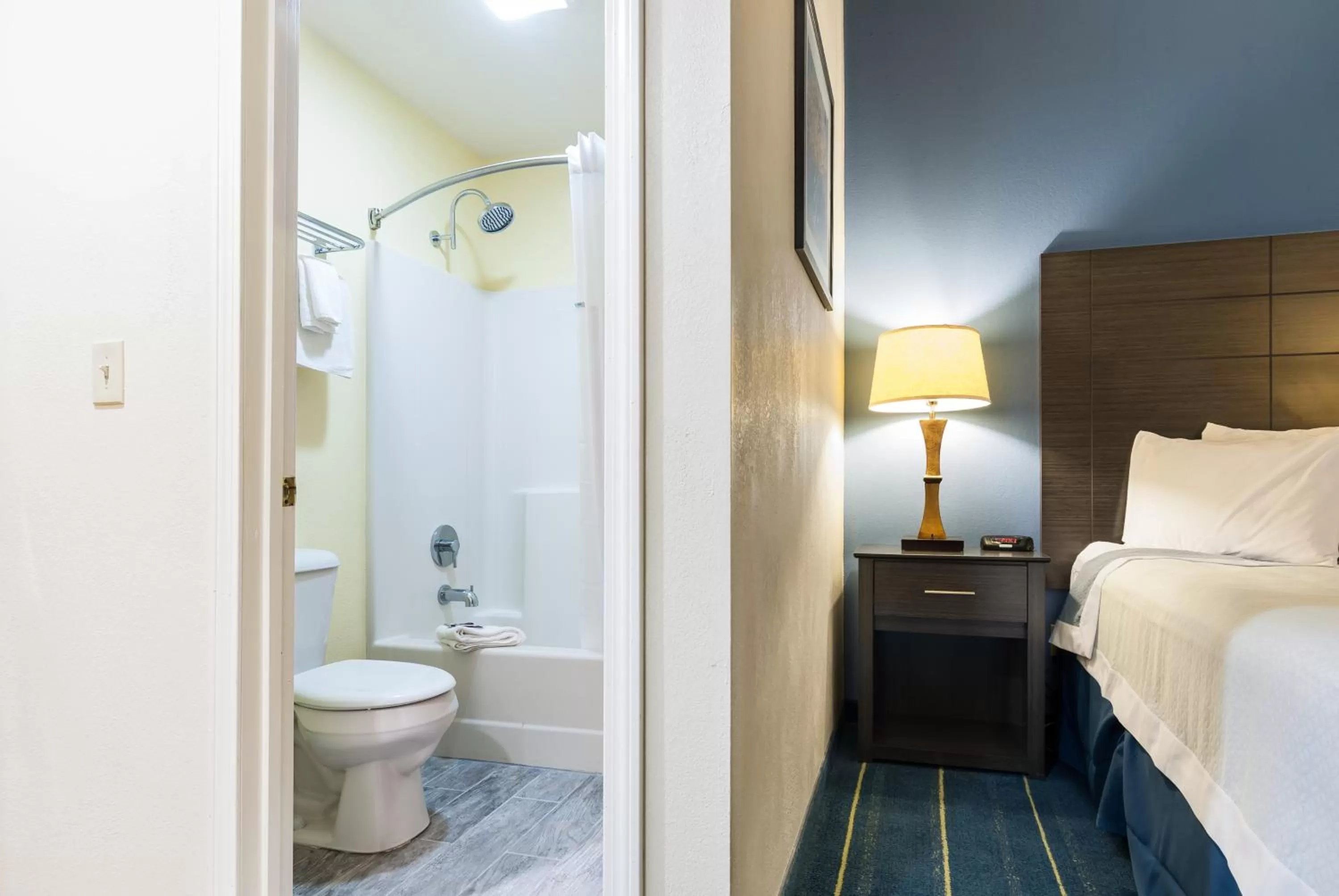 Bathroom, Bed in Days Inn by Wyndham Tamworth