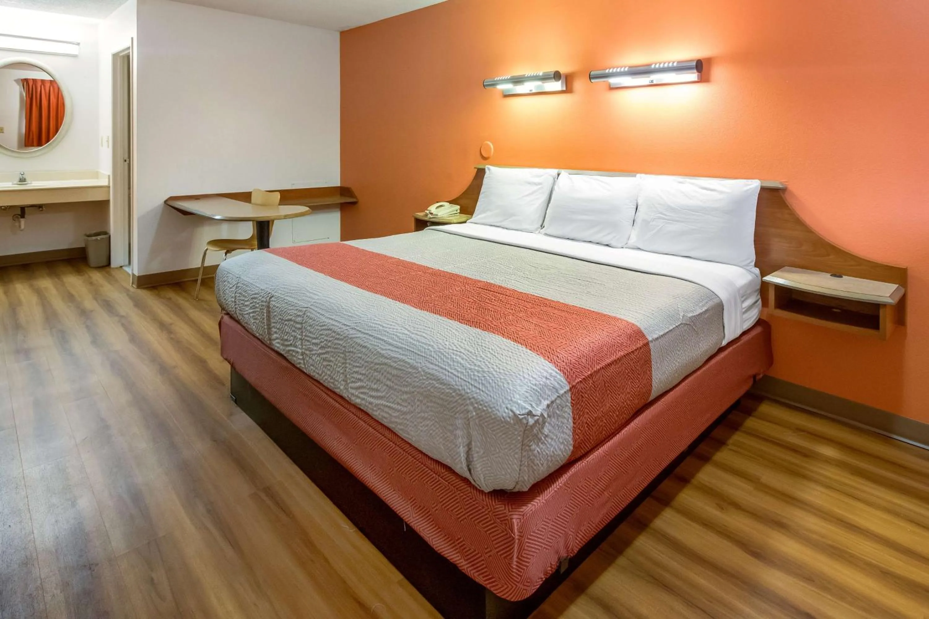 Photo of the whole room, Bed in Motel 6-Dayton, OH - Englewood