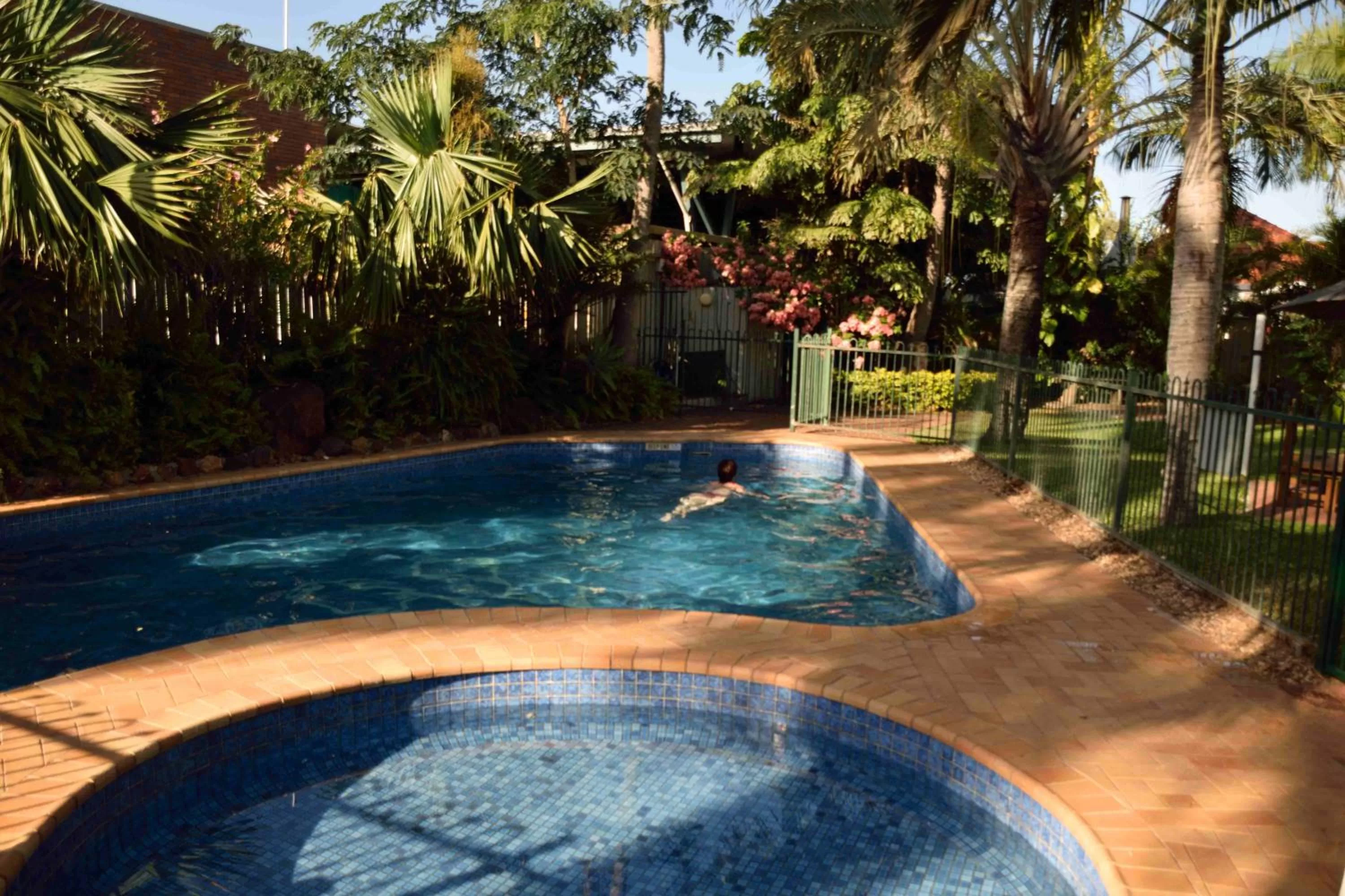 Swimming pool in Motel 98