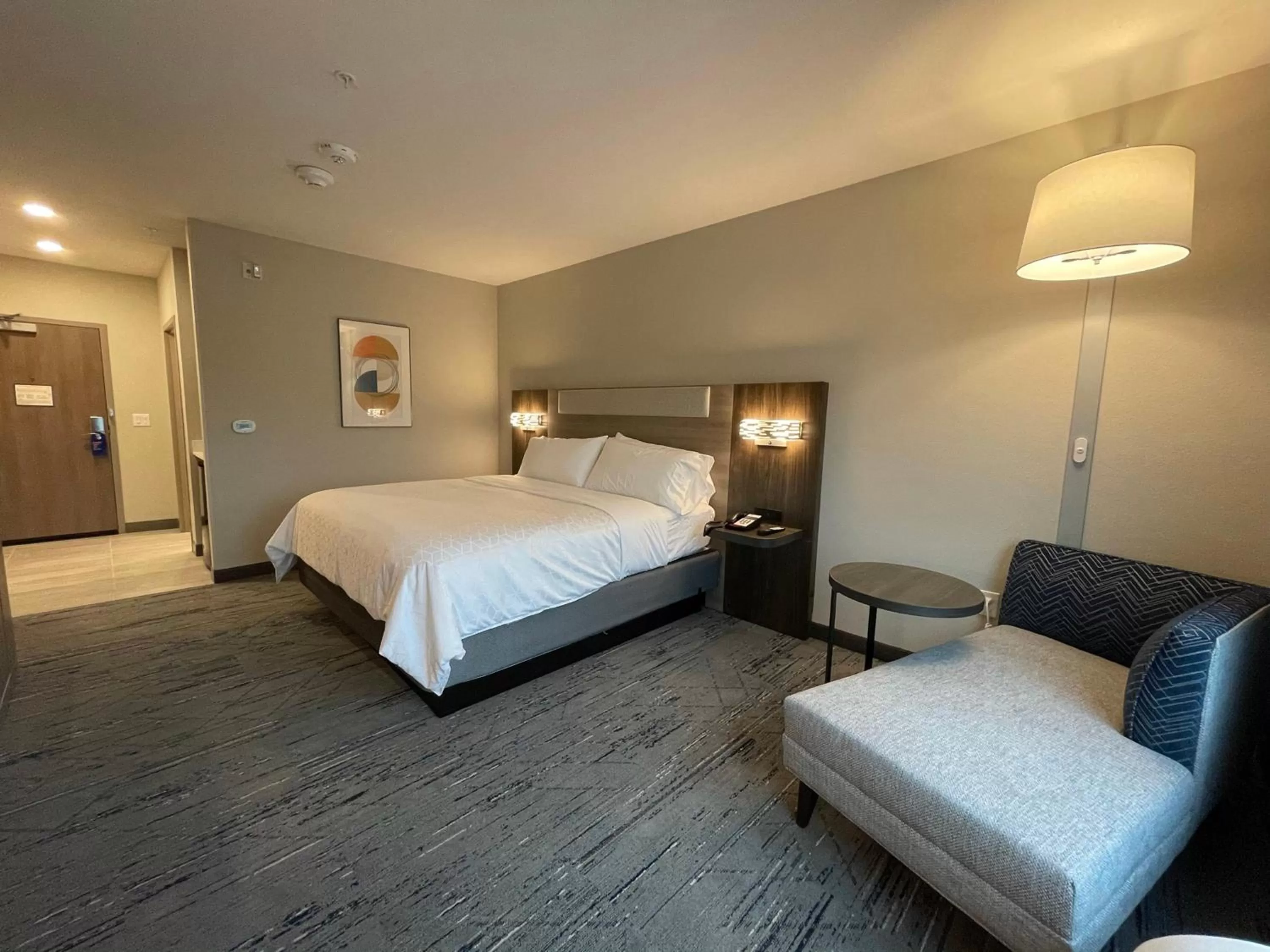 Photo of the whole room, Bed in Holiday Inn Express & Suites - Ft. Smith - Airport by IHG