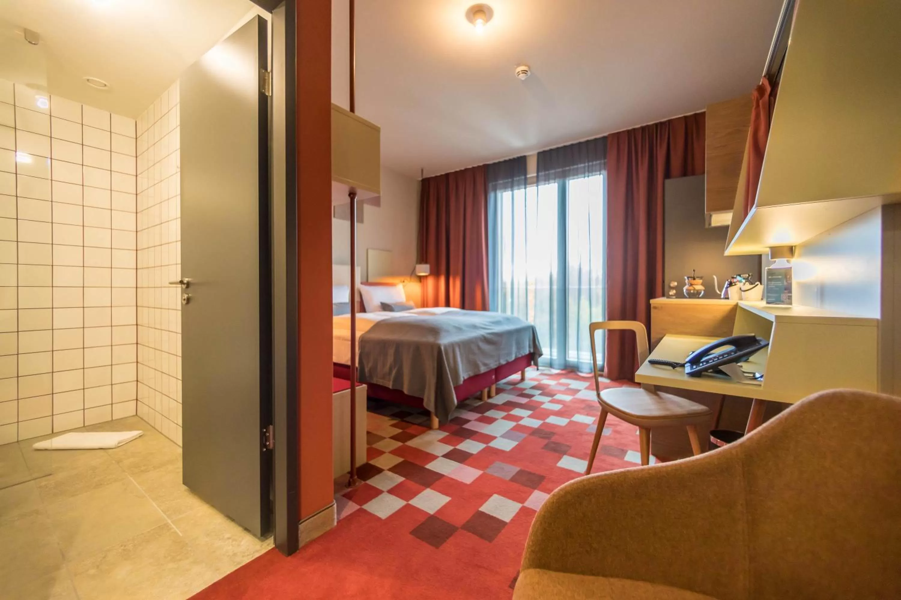 Shower, Bed in Hotel einsmehr