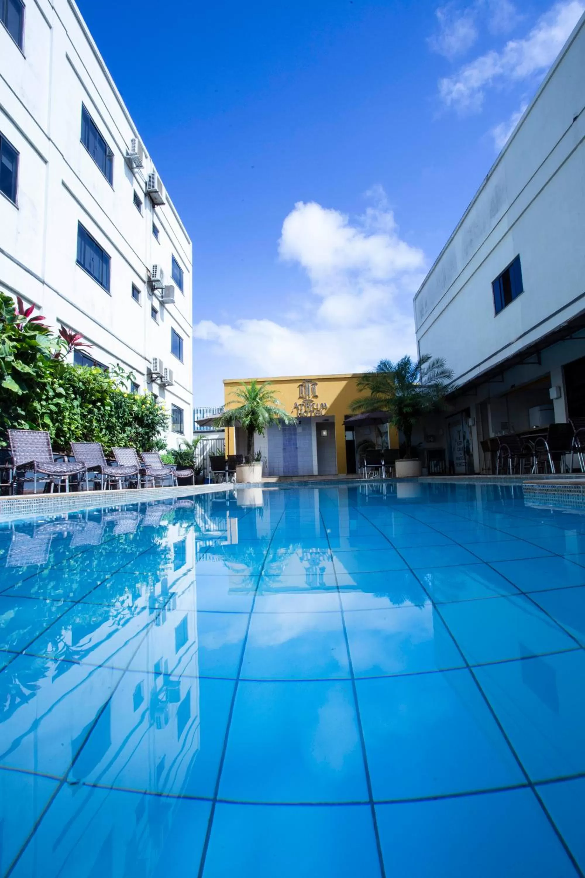 Swimming pool in Atrium Confort Hotels