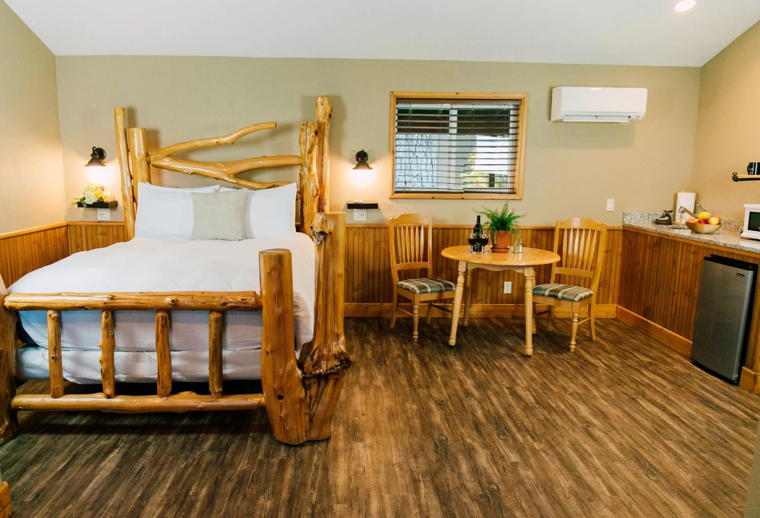 Photo of the whole room, Bed in Pine River Ranch B&B