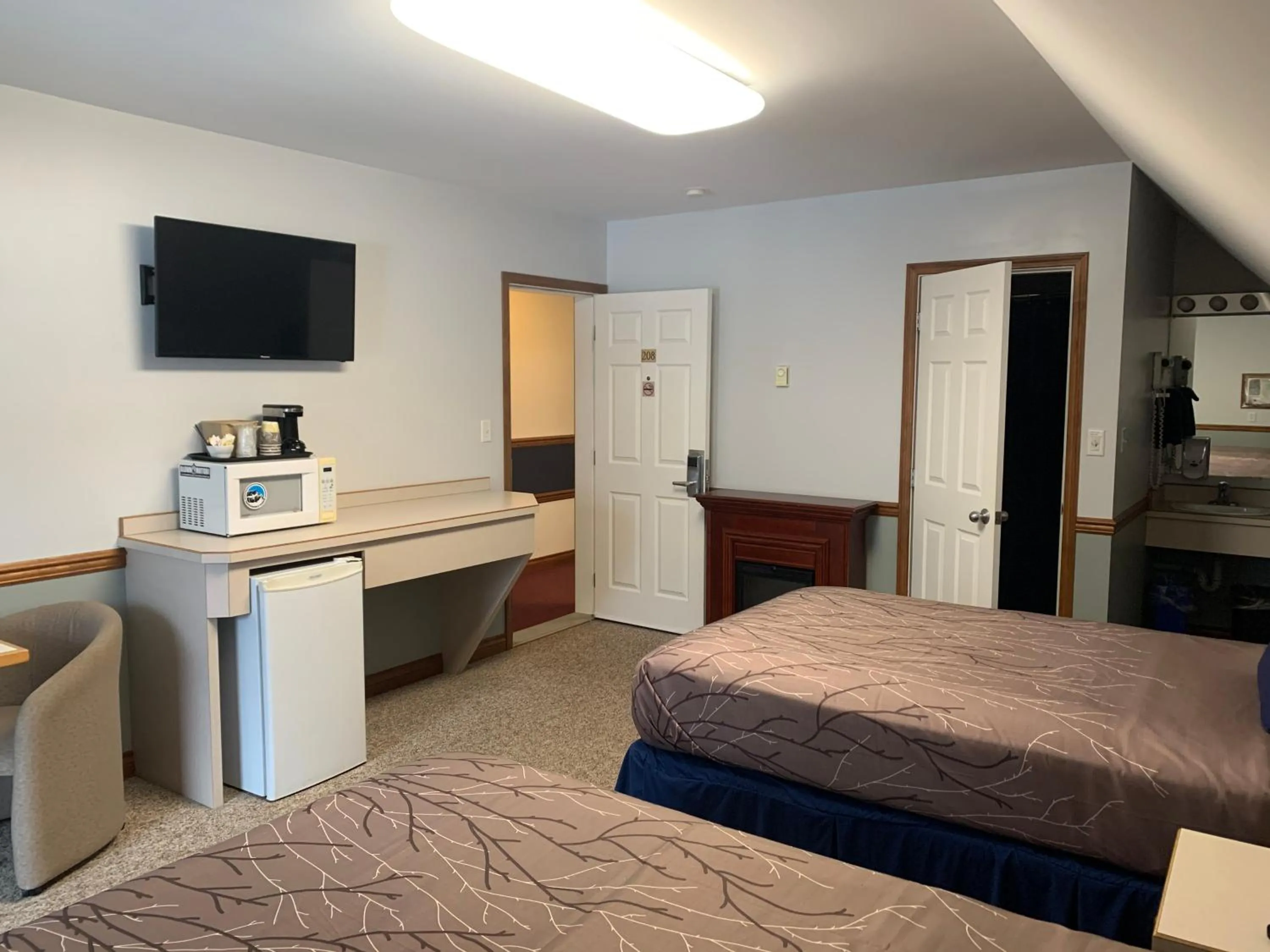 Photo of the whole room in Peaks Lodge