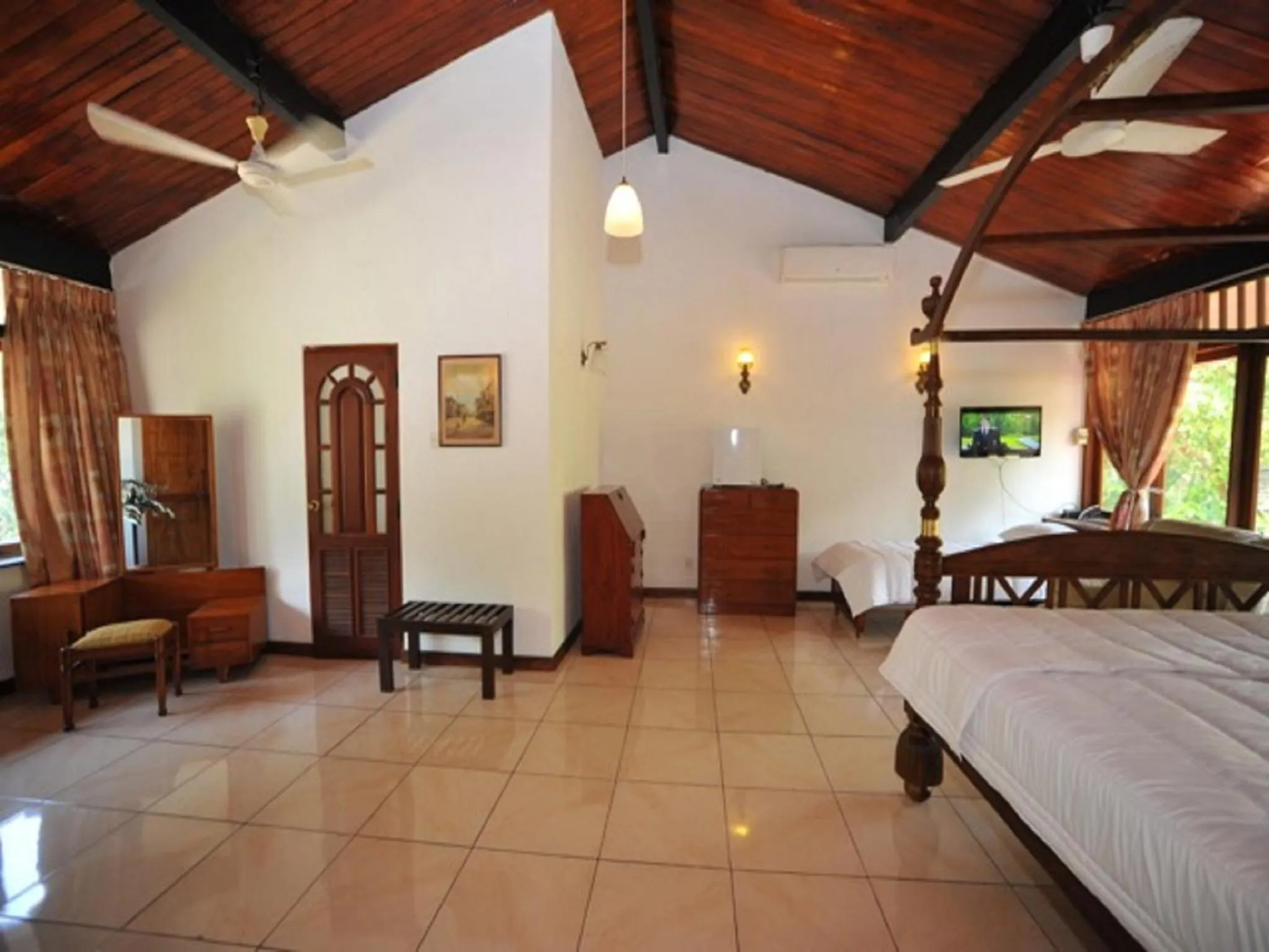 Photo of the whole room, Bed in Colombo Villa