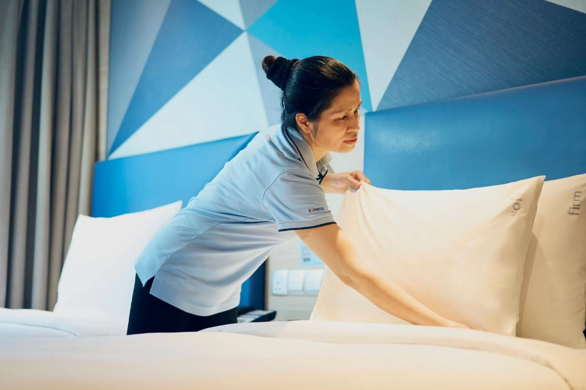 Photo of the whole room, Bed in Holiday Inn Express Singapore Serangoon by IHG