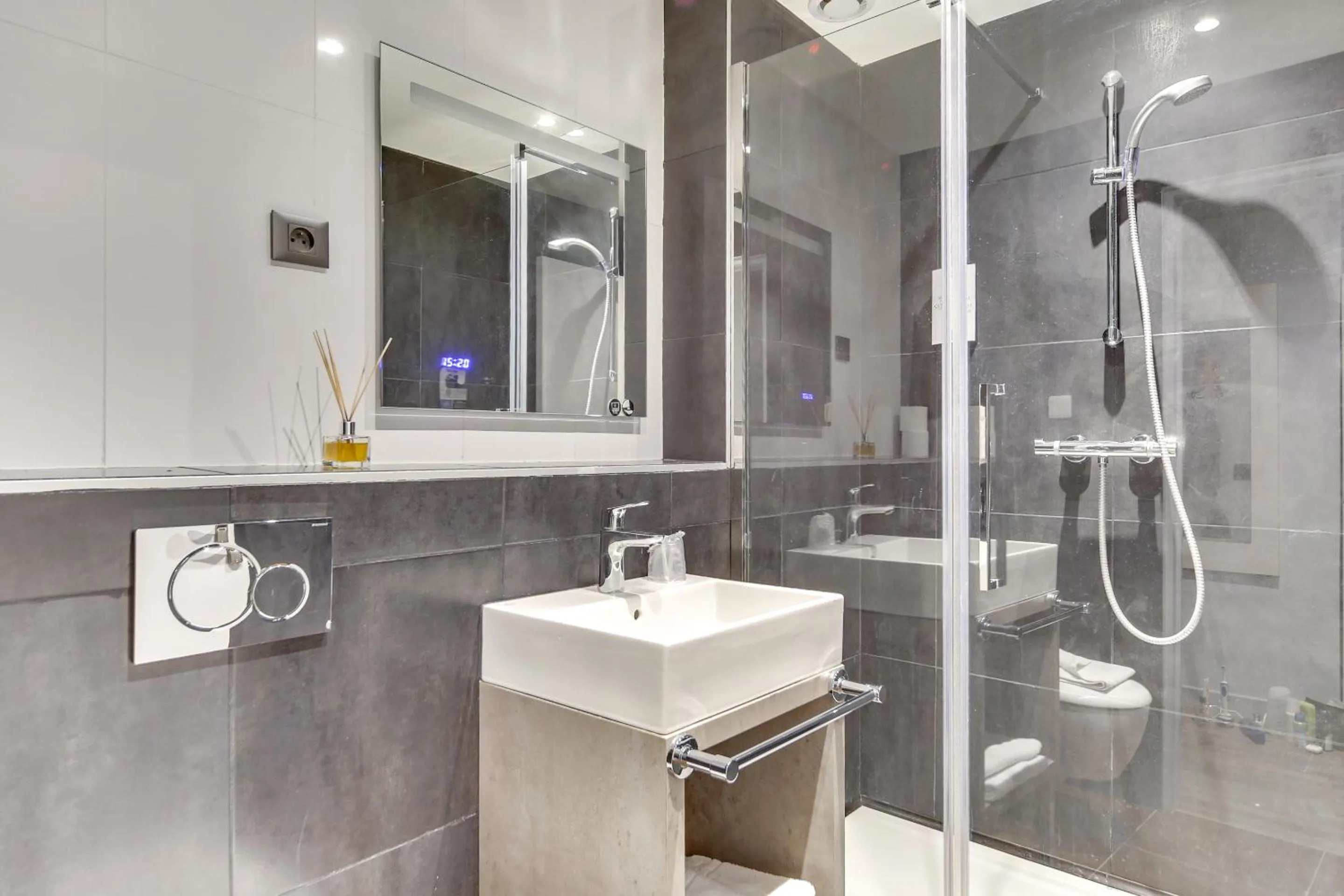 Shower in Kyriad Paris 12 - Nation