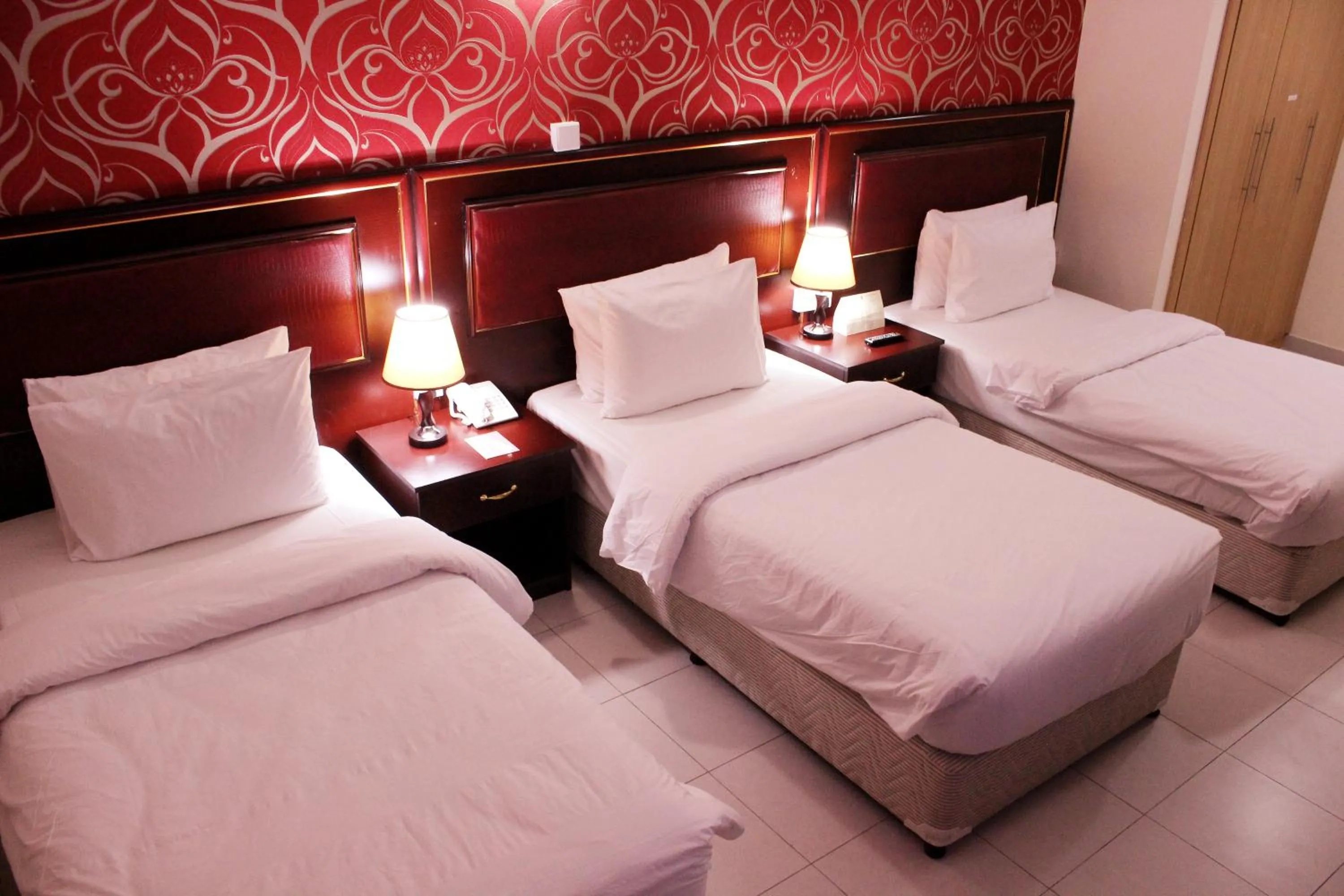 Bedroom, Bed in Montreal Naif Hotel