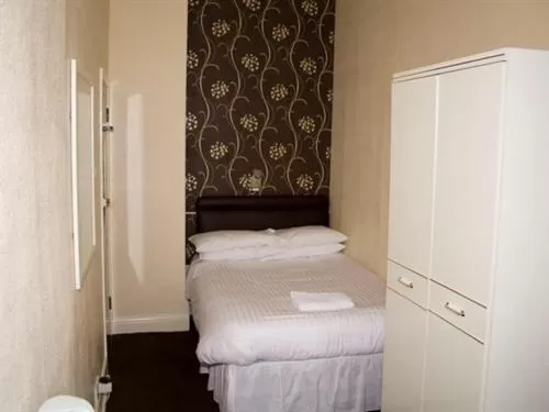 Bedroom, Bed in The Trevross