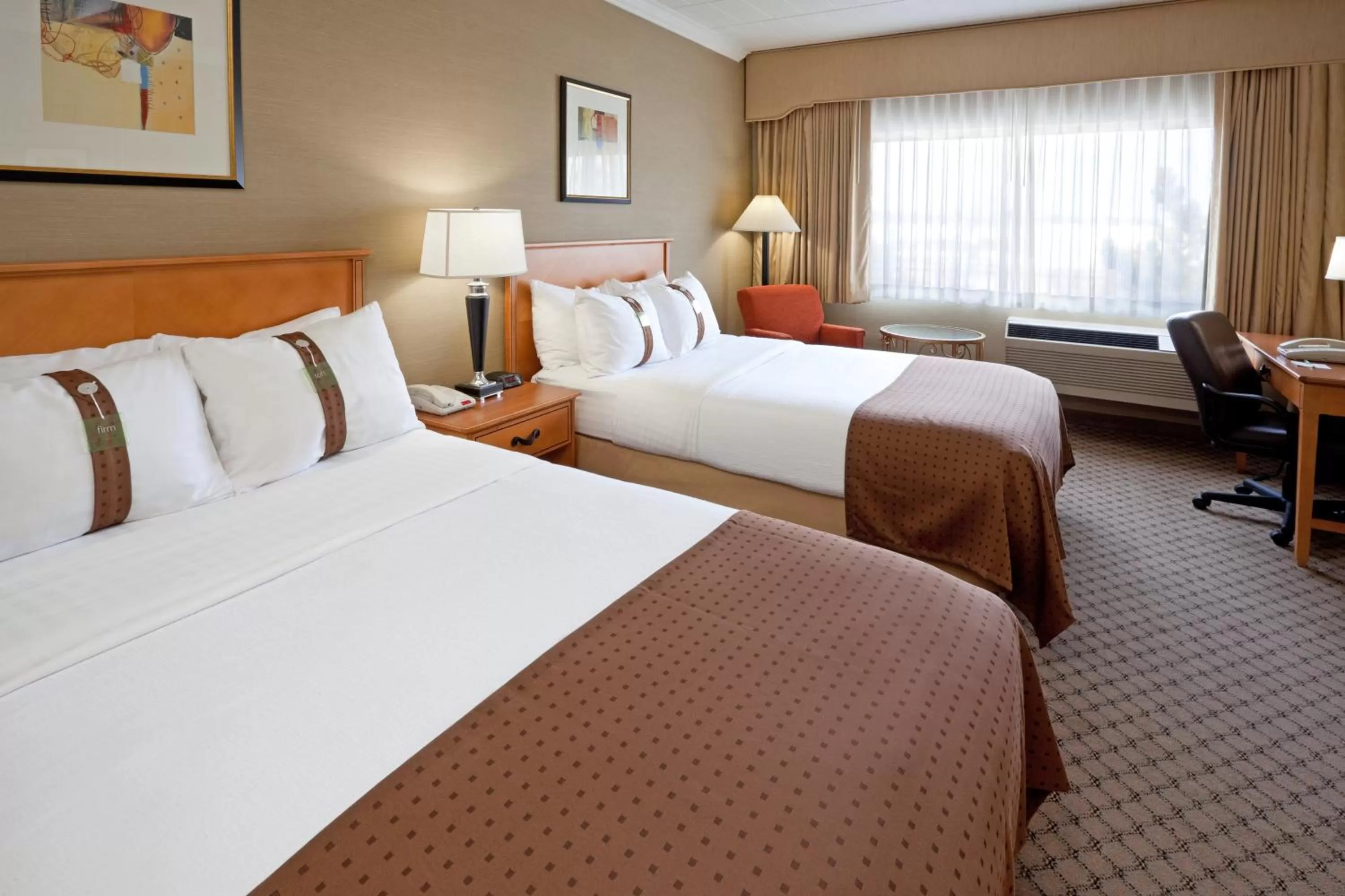 Photo of the whole room, Bed in Holiday Inn Philadelphia South-Swedesboro by IHG