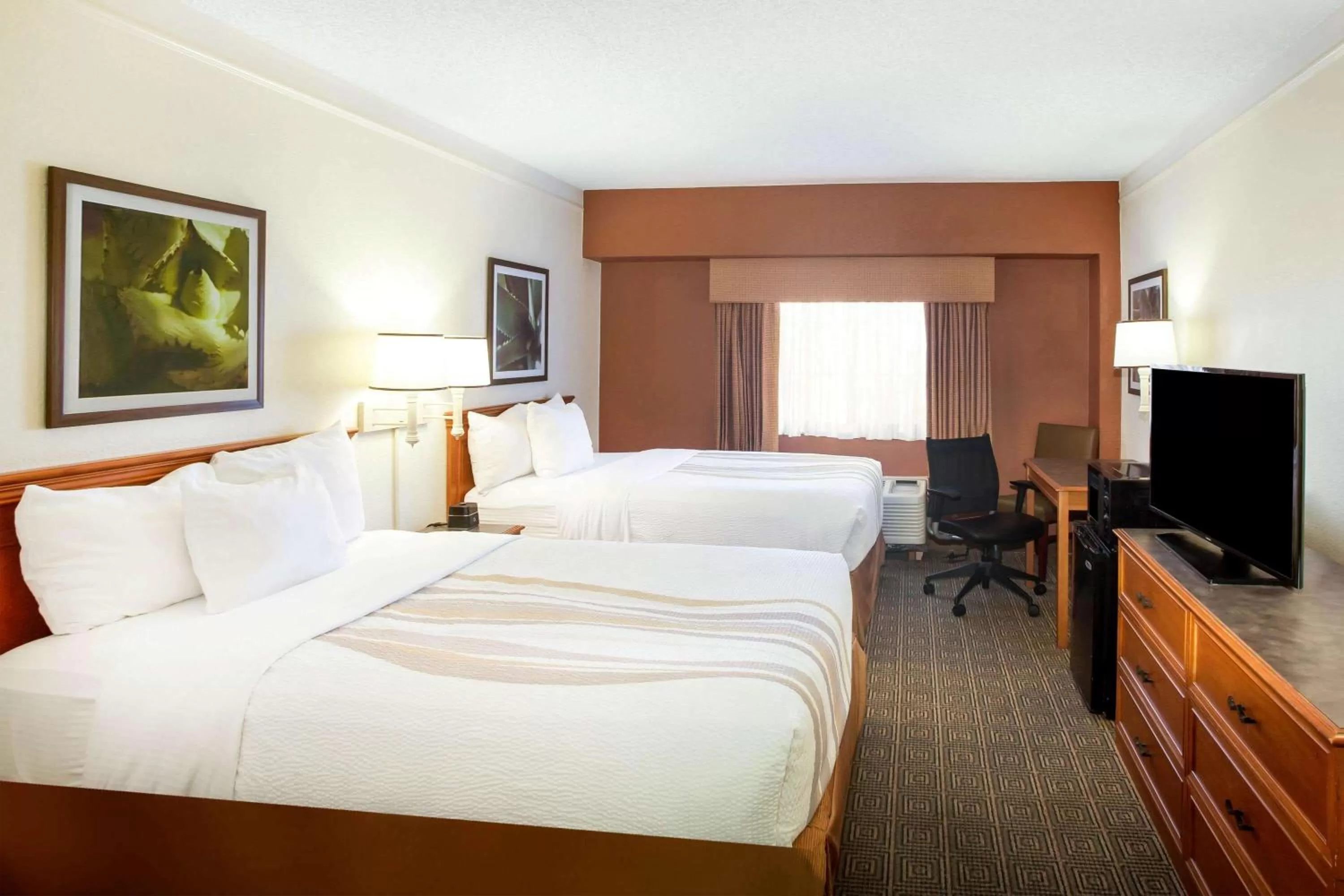 Photo of the whole room, Bed in La Quinta Inn by Wyndham Austin Capitol / Downtown