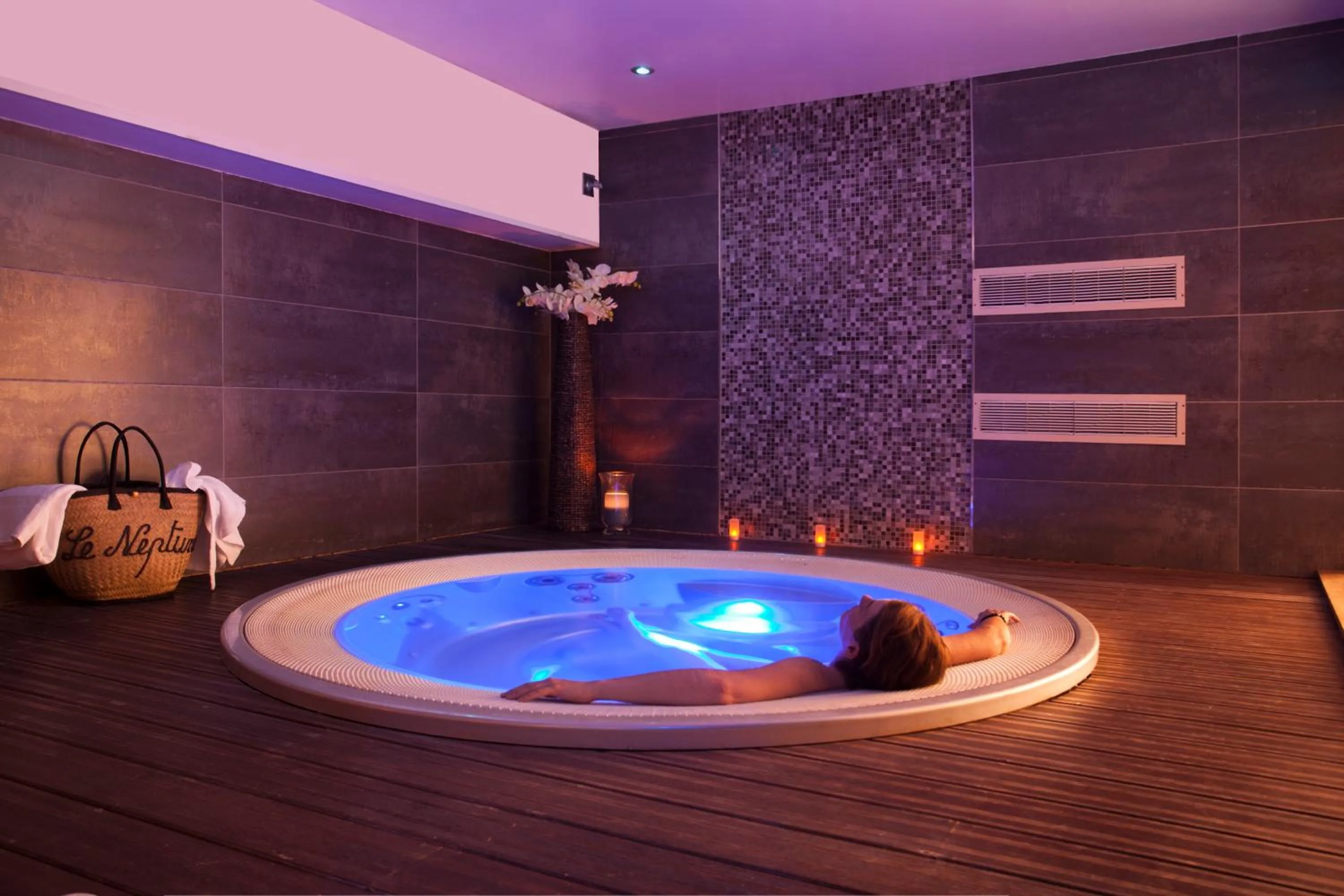 Hot Tub in Le Neptune & Spa