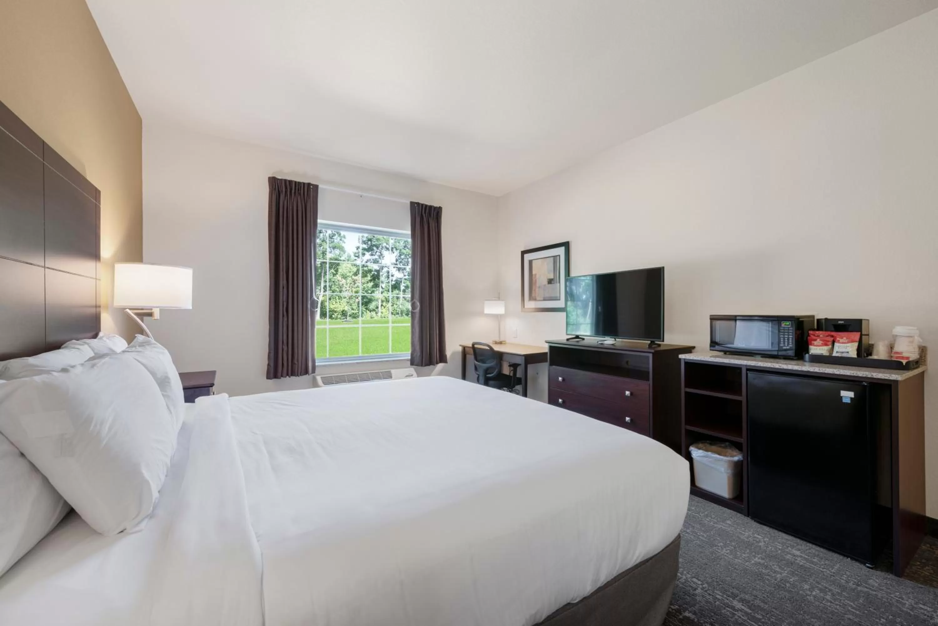 Photo of the whole room, Bed in Cobblestone Hotel & Suites - Urbana