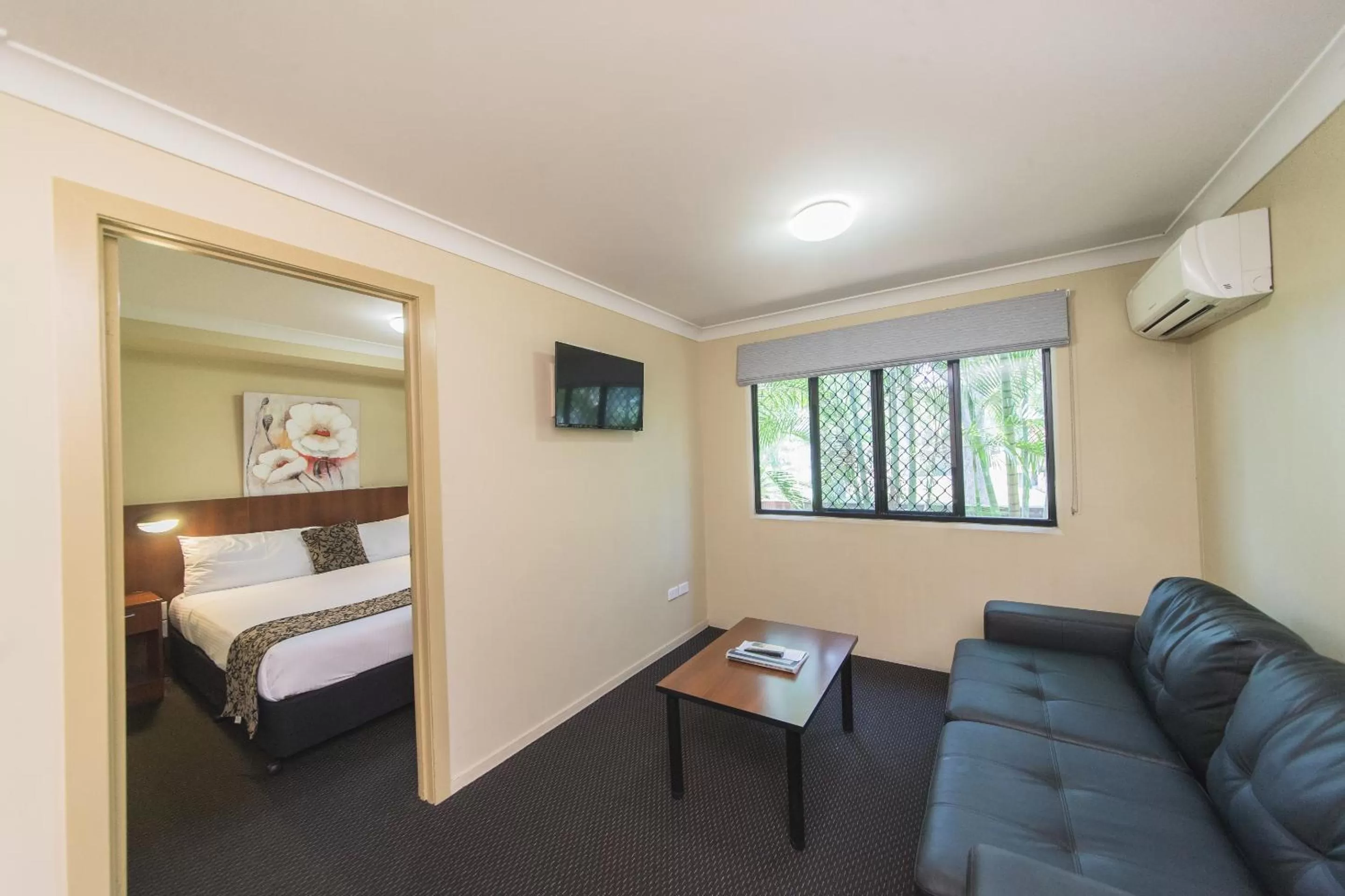 Living room, Bed in Rocky Resort Motor Inn
