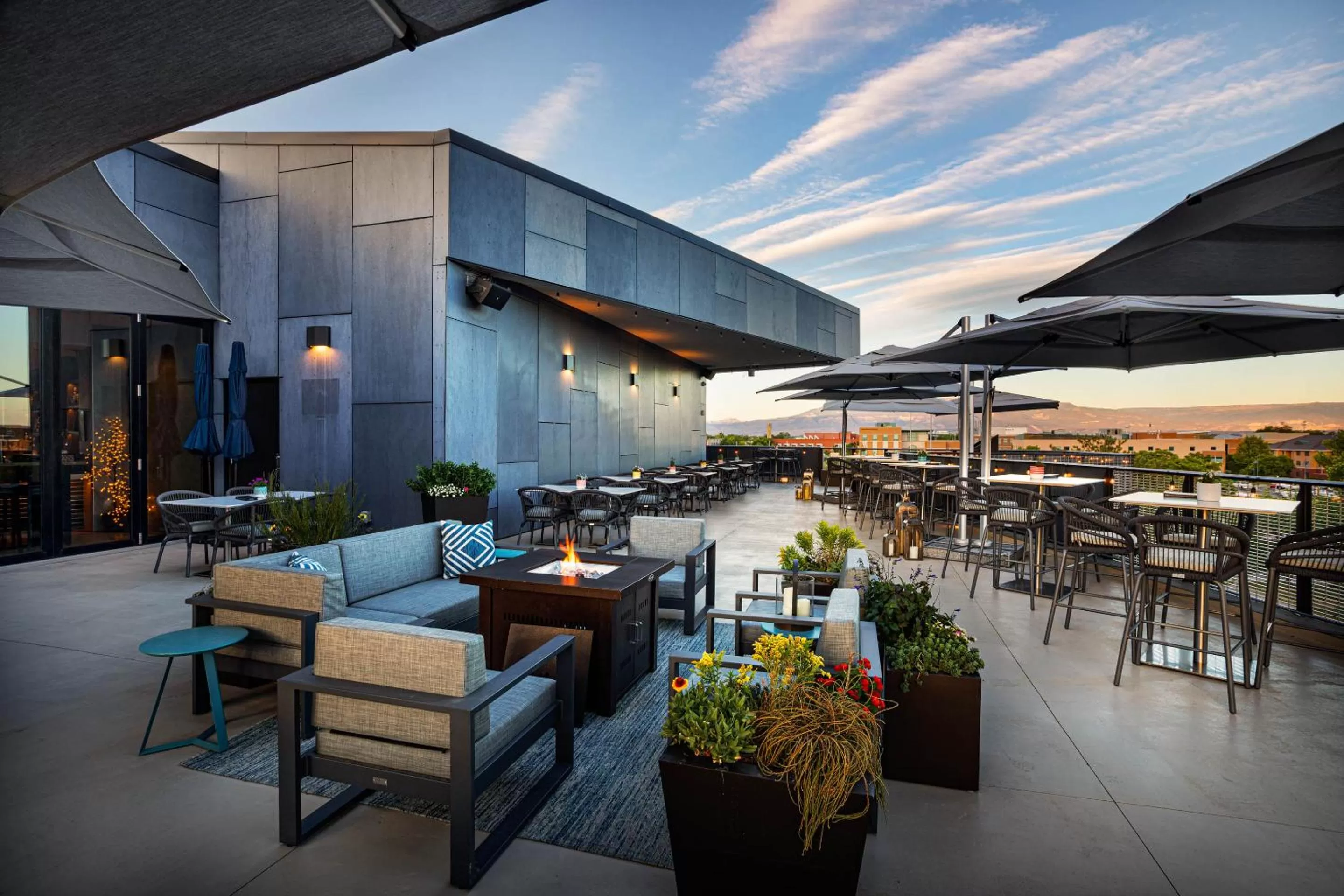 Restaurant/places to eat in Hotel Maverick