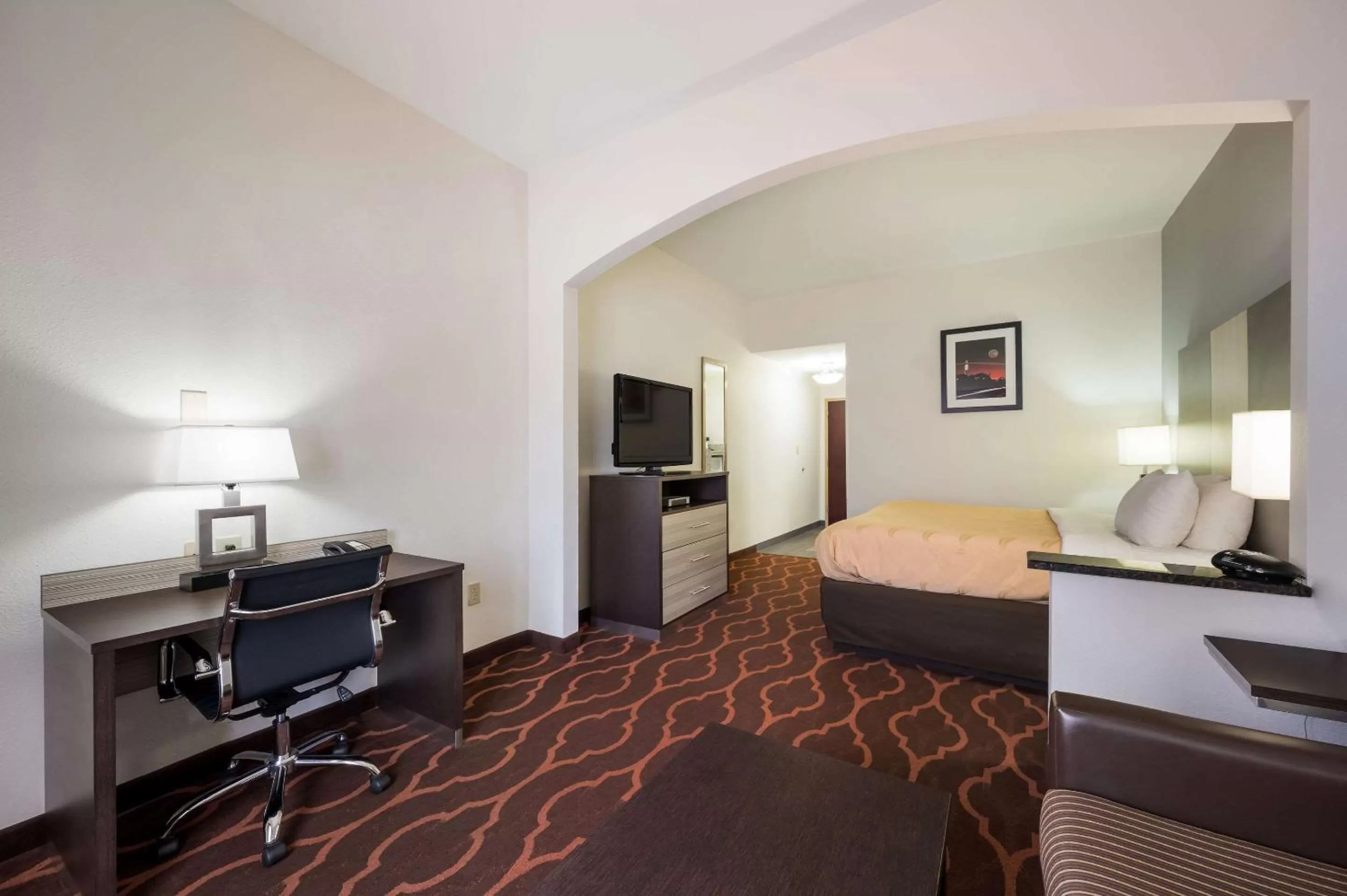 Photo of the whole room, Bed in Quality Inn & Suites Huntsville Research Park Area