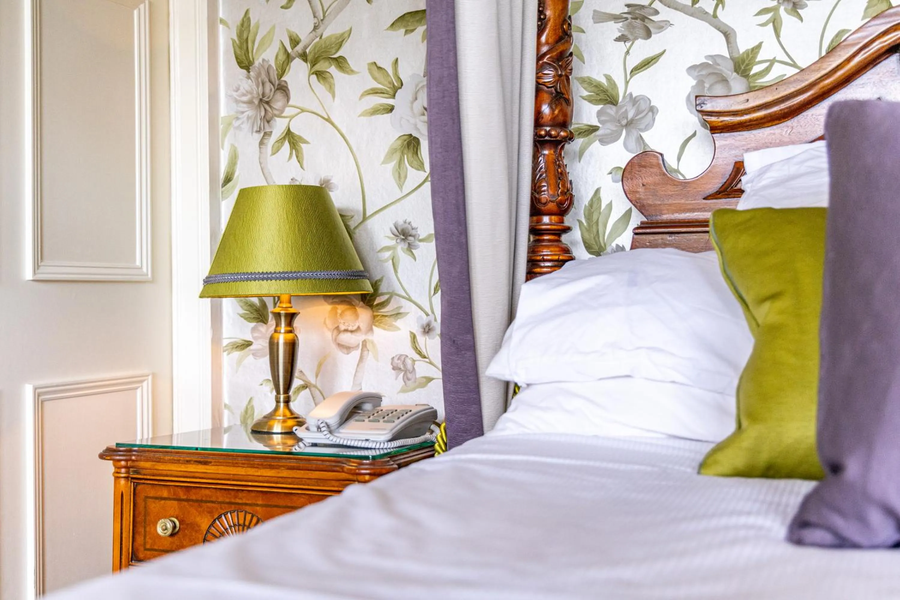 Bed in Leigh Park Country House Hotel & Vineyard, BW Signature Collection