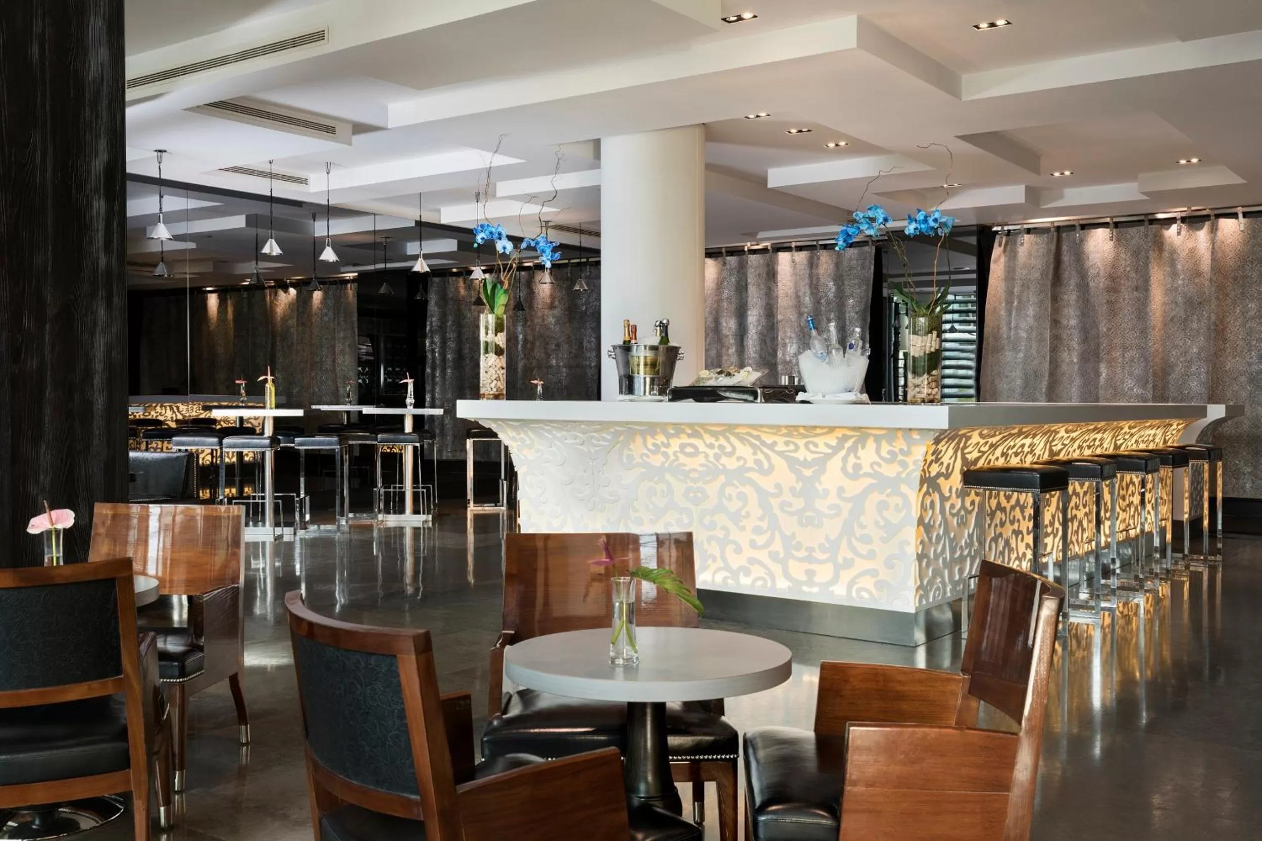 Lounge or bar in Hotel Puerta America