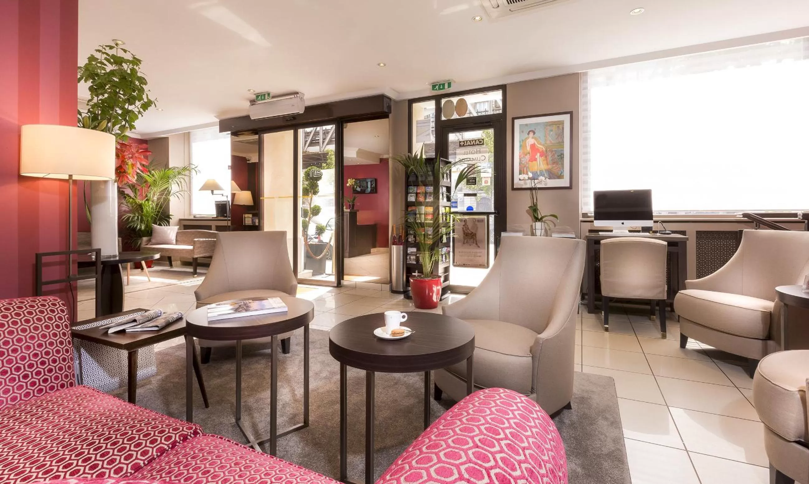 Communal lounge/ TV room in Europe Hotel Paris Eiffel