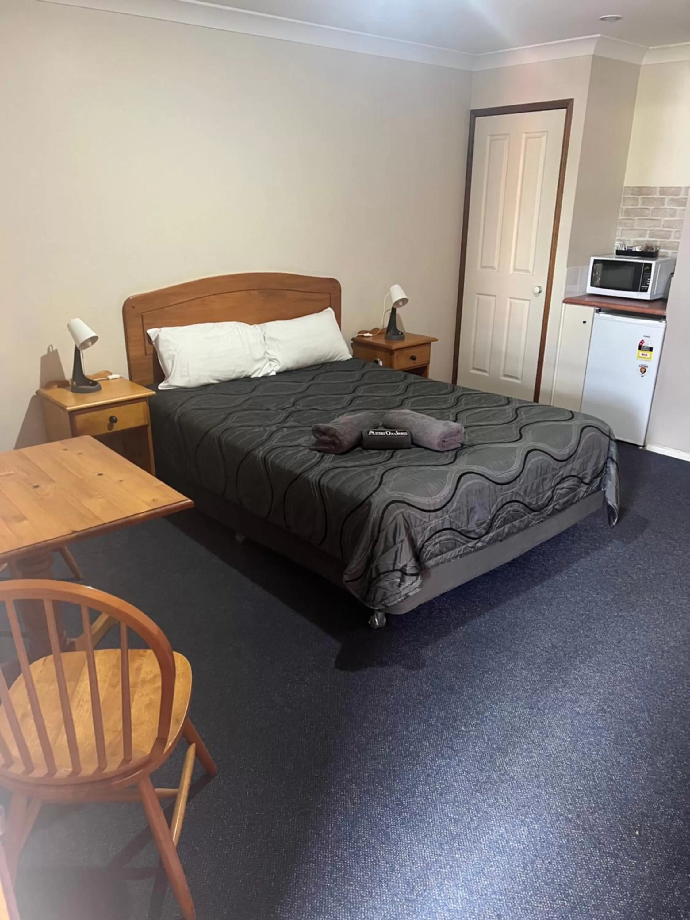 Bed in Asters On James Motor Inn