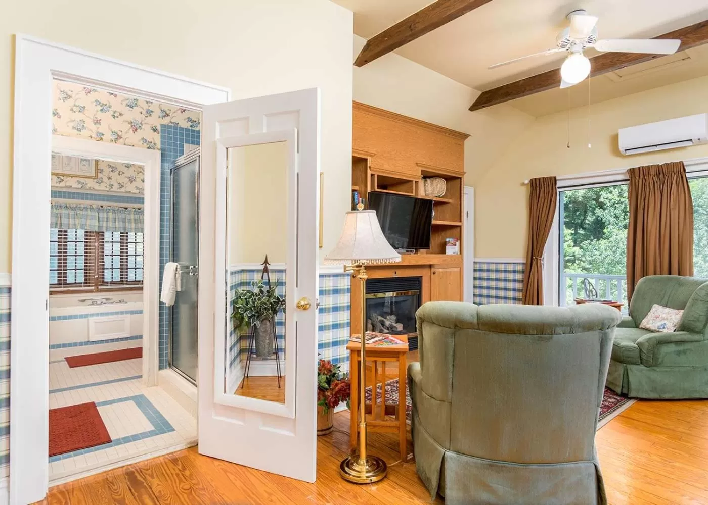 Living room in Highland Lake Inn & Resort - Flat Rock