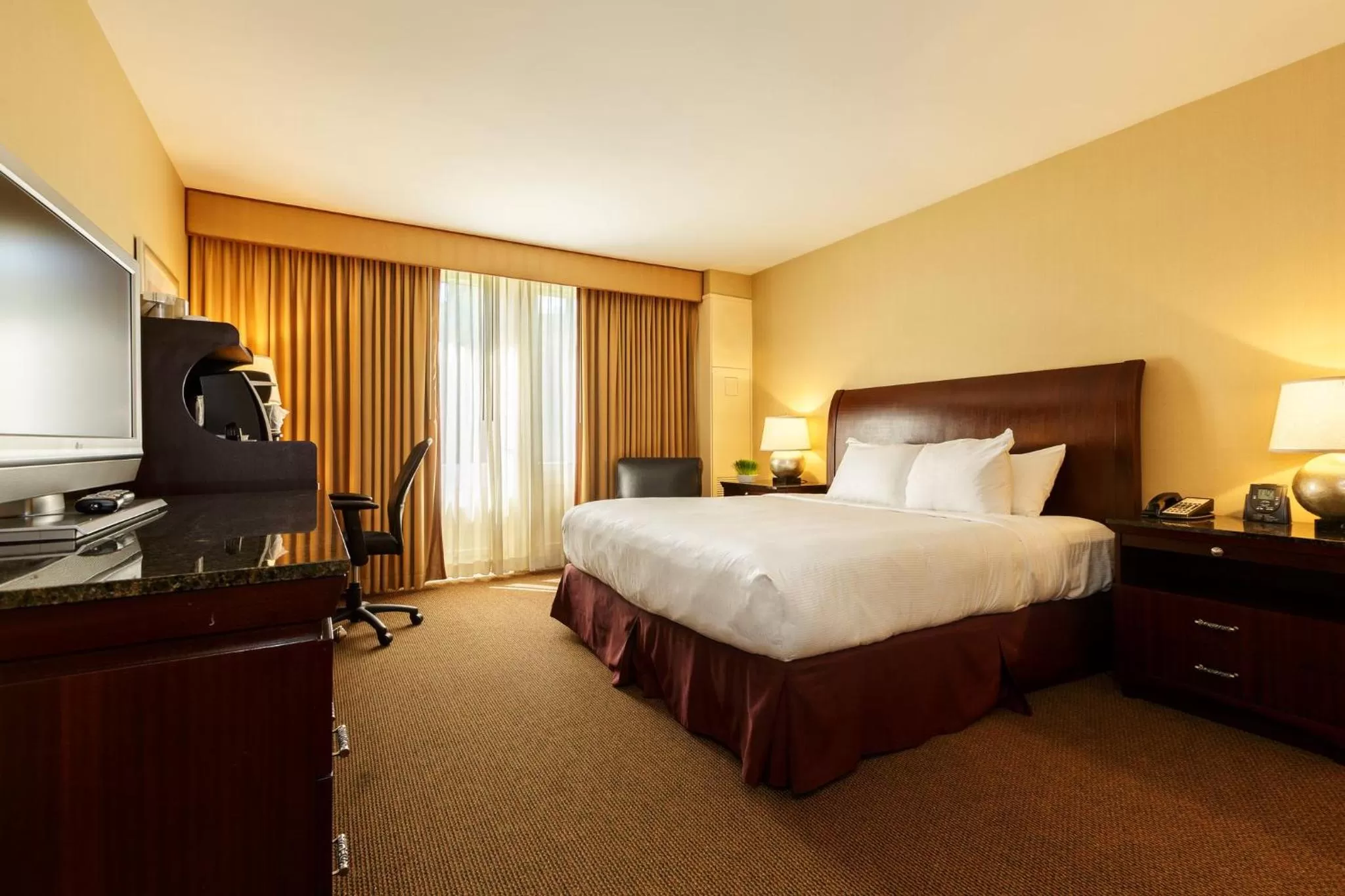 King Room with Roll-In Shower - Disability Access in Sleepy Hollow Hotel