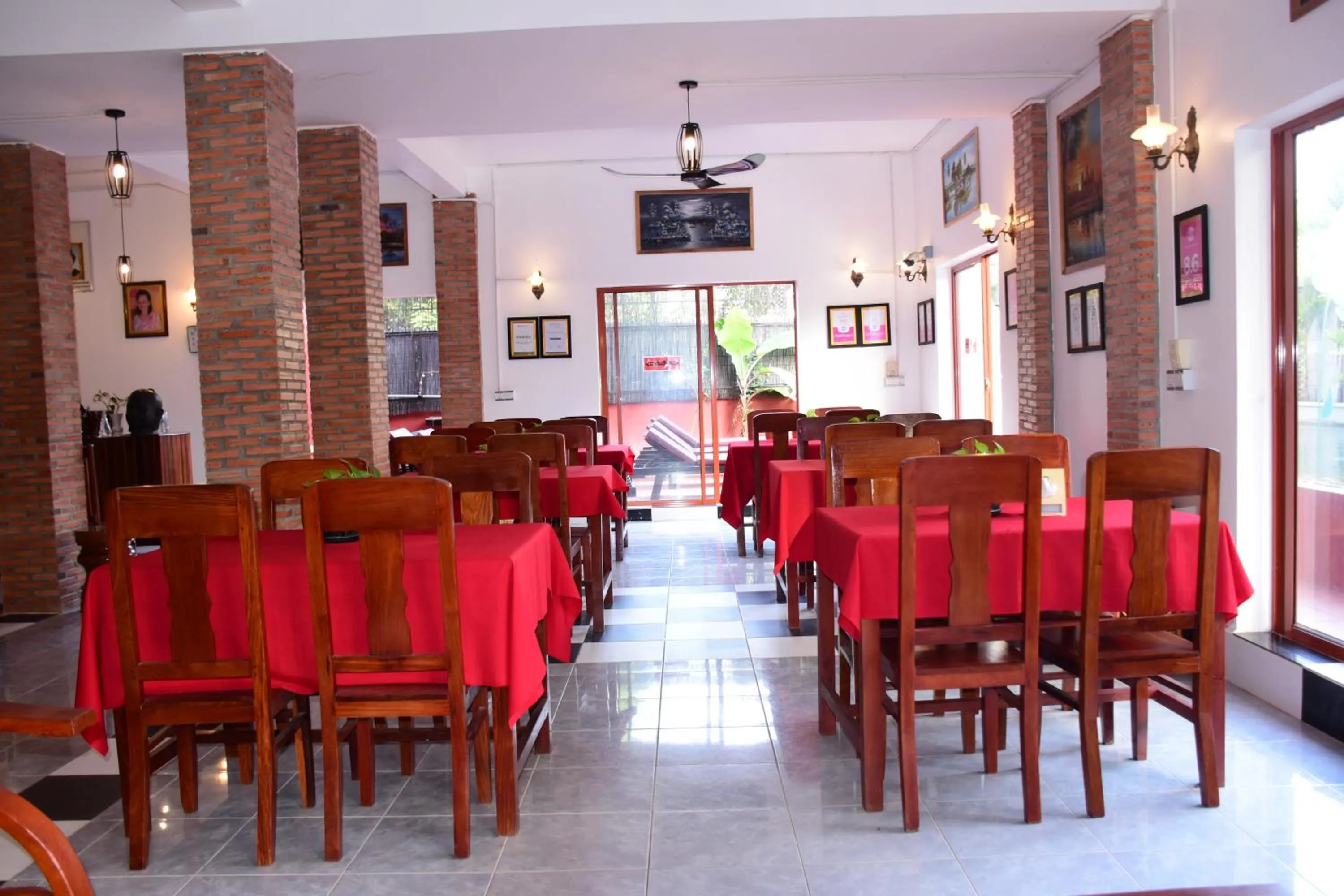 Restaurant/places to eat in Bou Savy Guesthouse