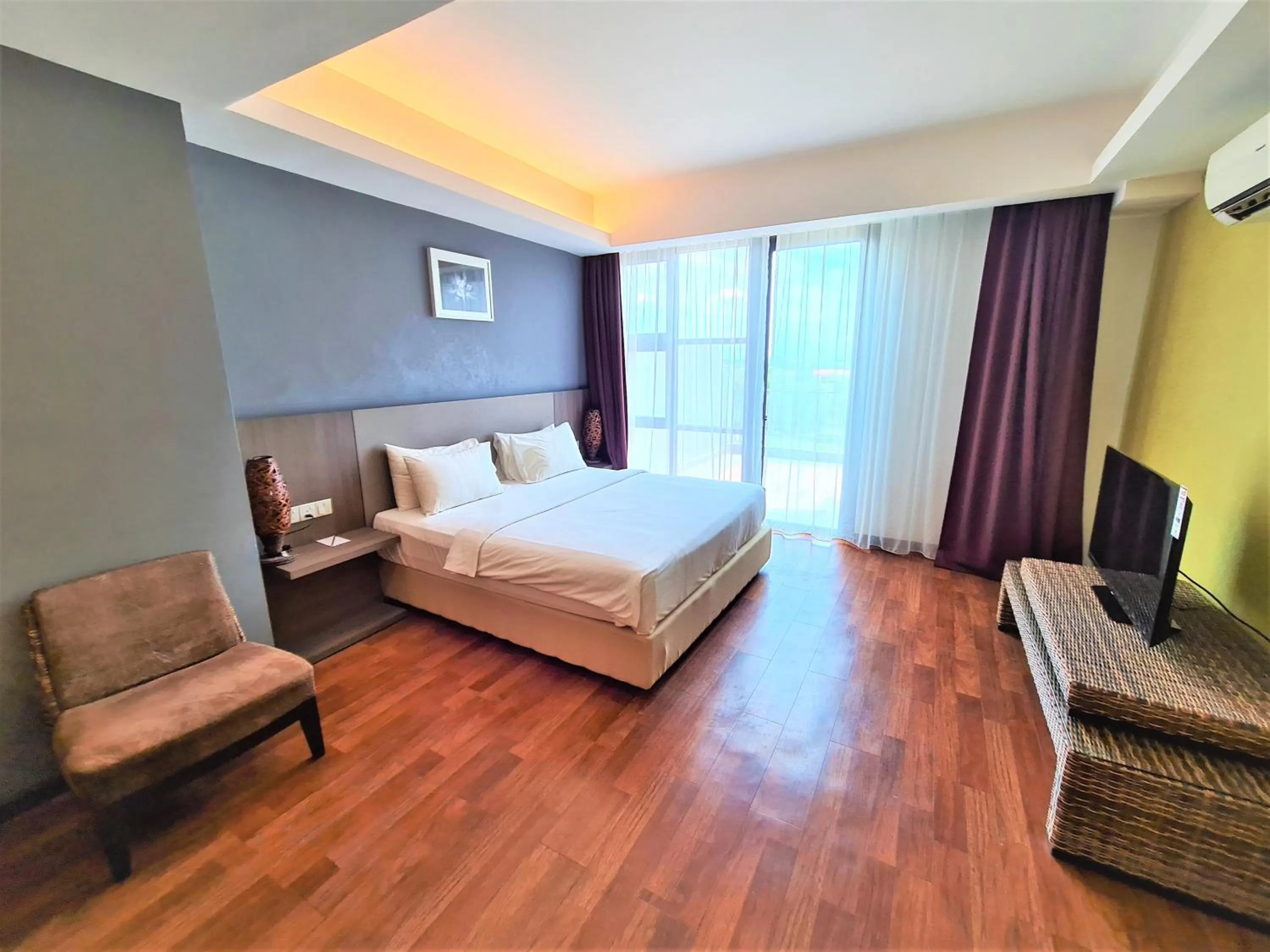 Bedroom, Bed in Nexus Regency Suites & Hotel
