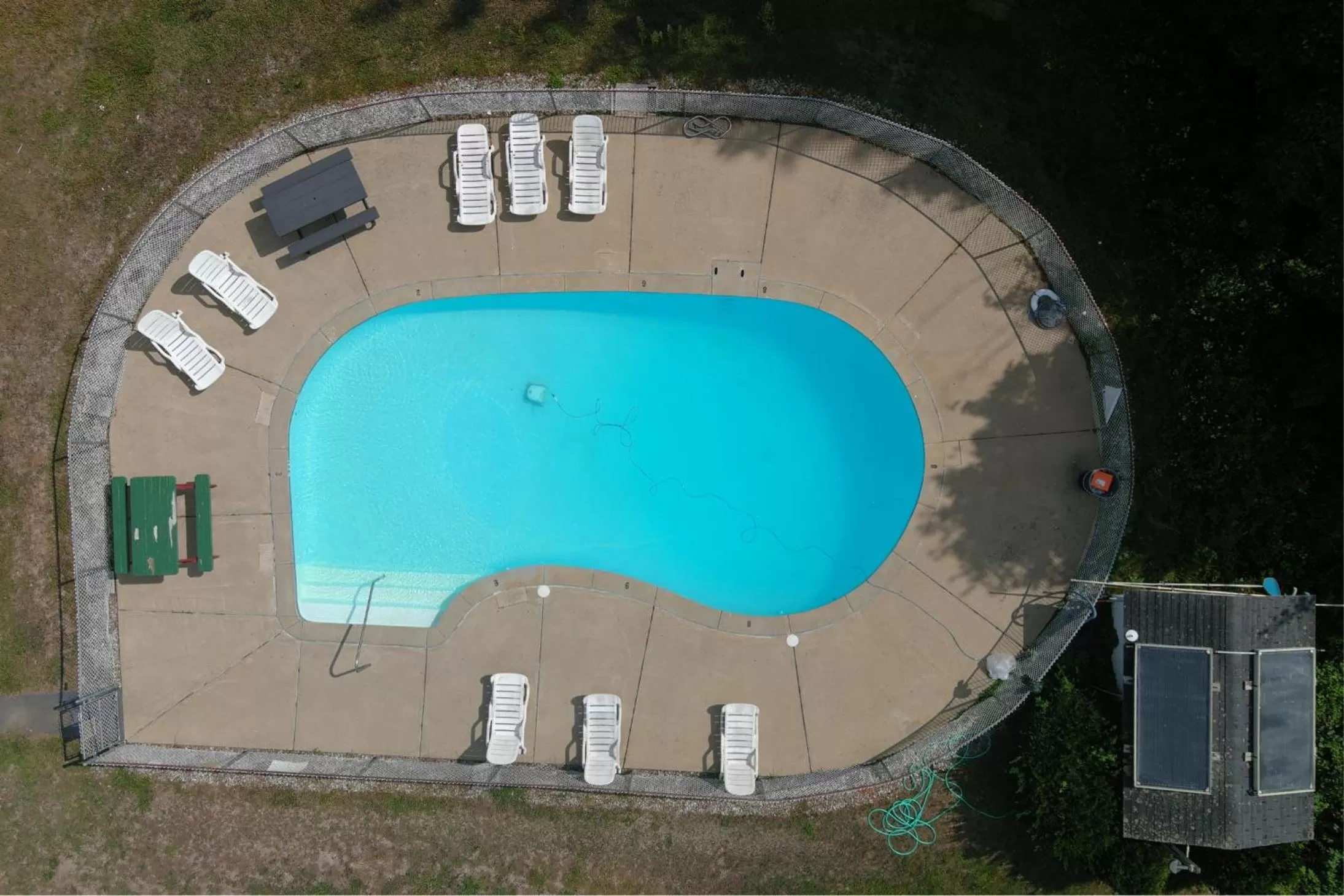 Swimming pool in Colonial Motel
