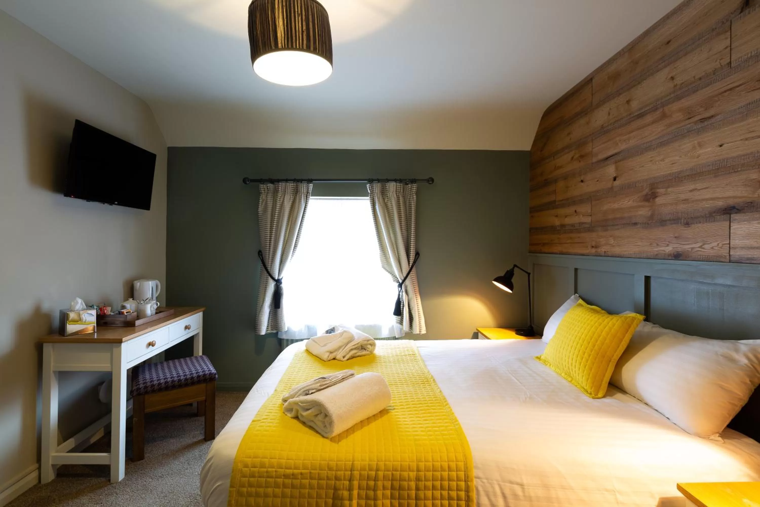 Bedroom, Bed in The Poacher Inn