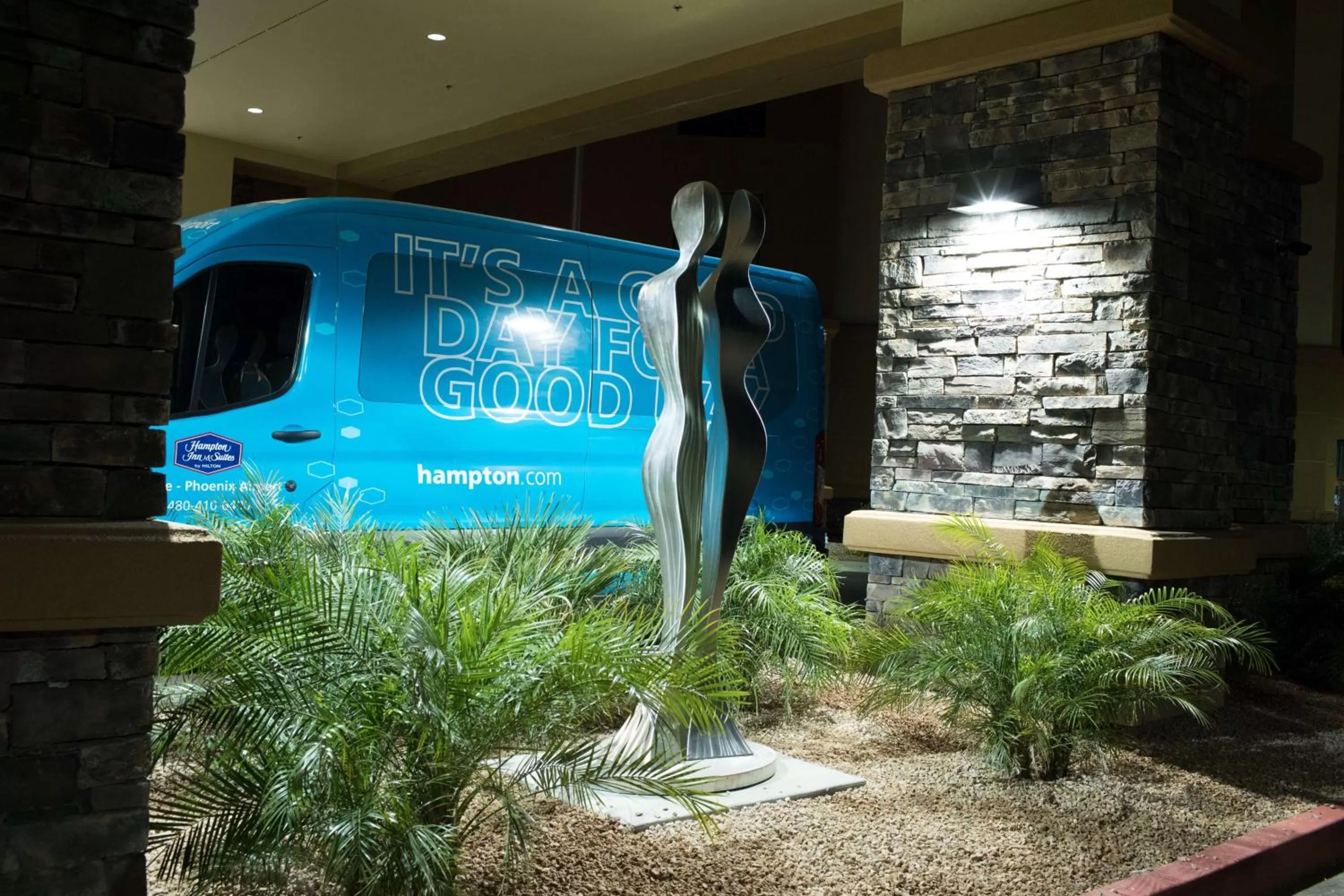 Property building in Hampton Inn & Suites Tempe/Phoenix Airport, Az