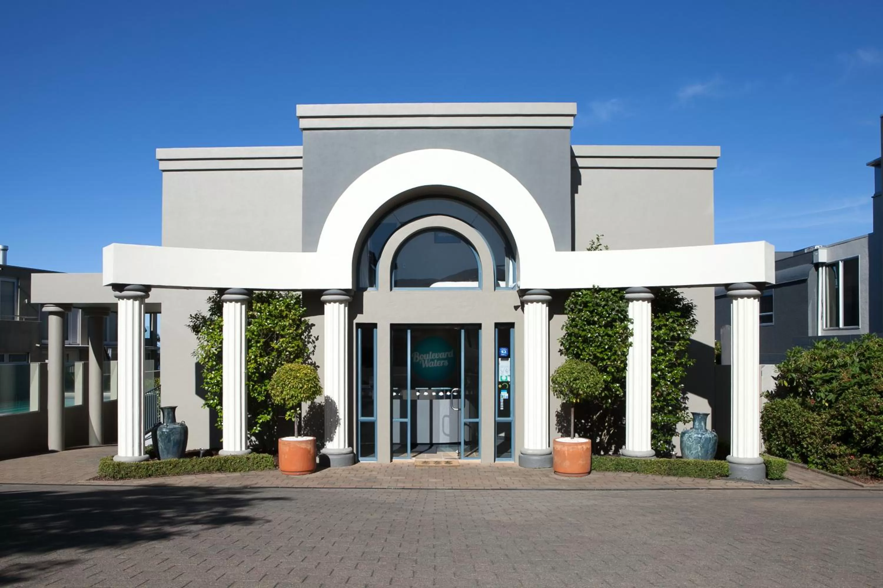 Facade/entrance in Boulevard Waters