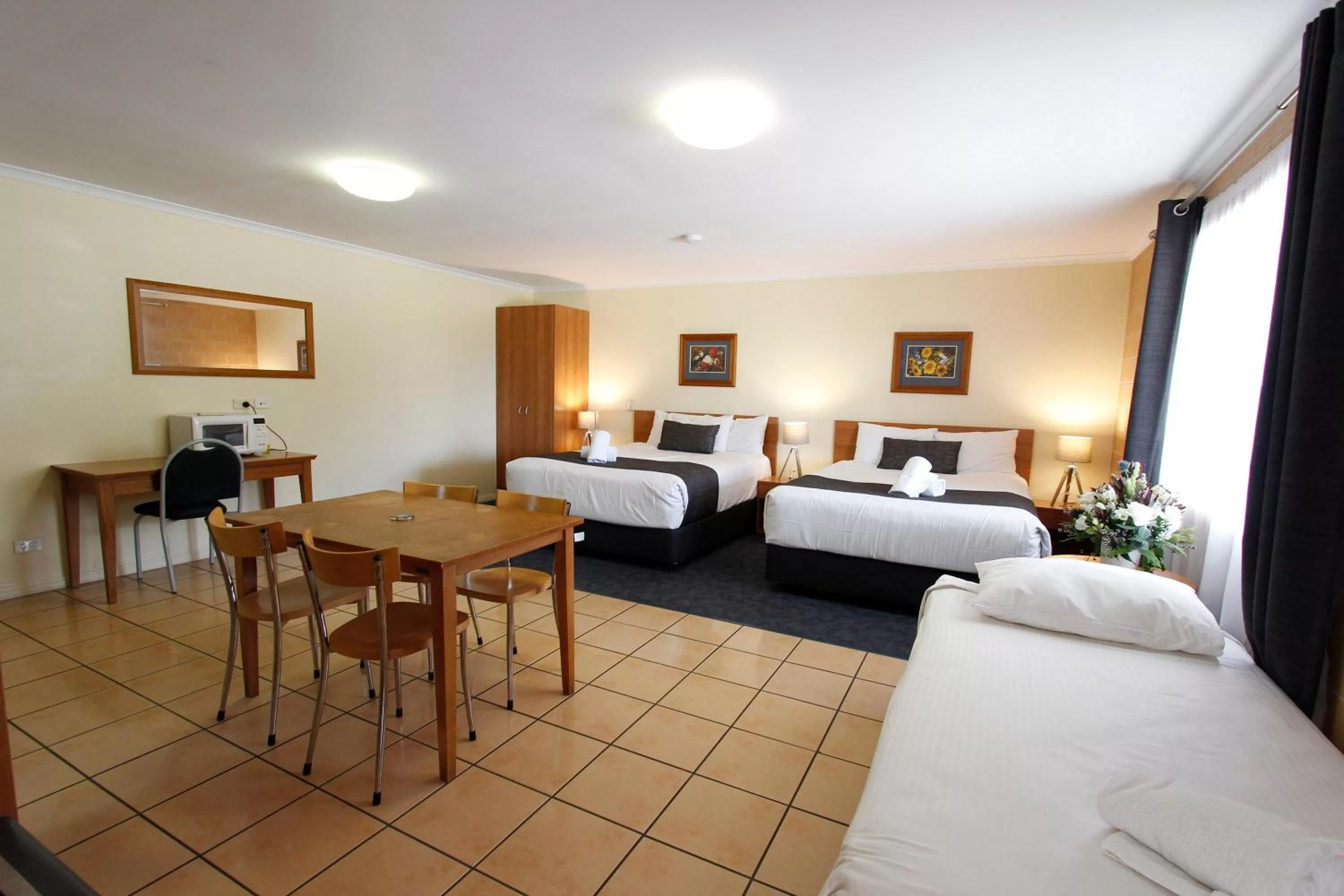 Bedroom, Bed in Windmill Motel & Events Centre