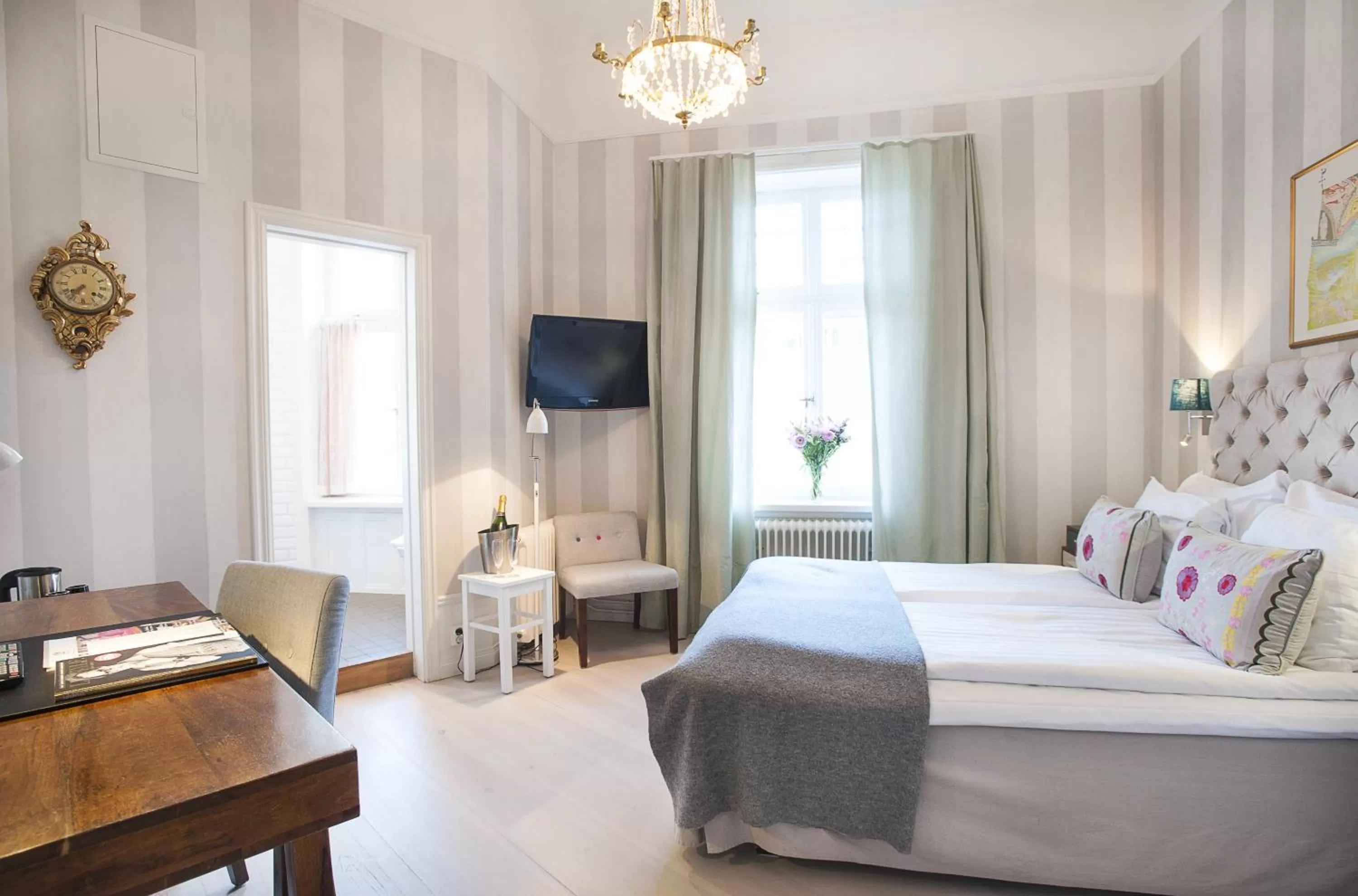 Photo of the whole room, Bed in Hotel Kung Carl, WorldHotels Crafted