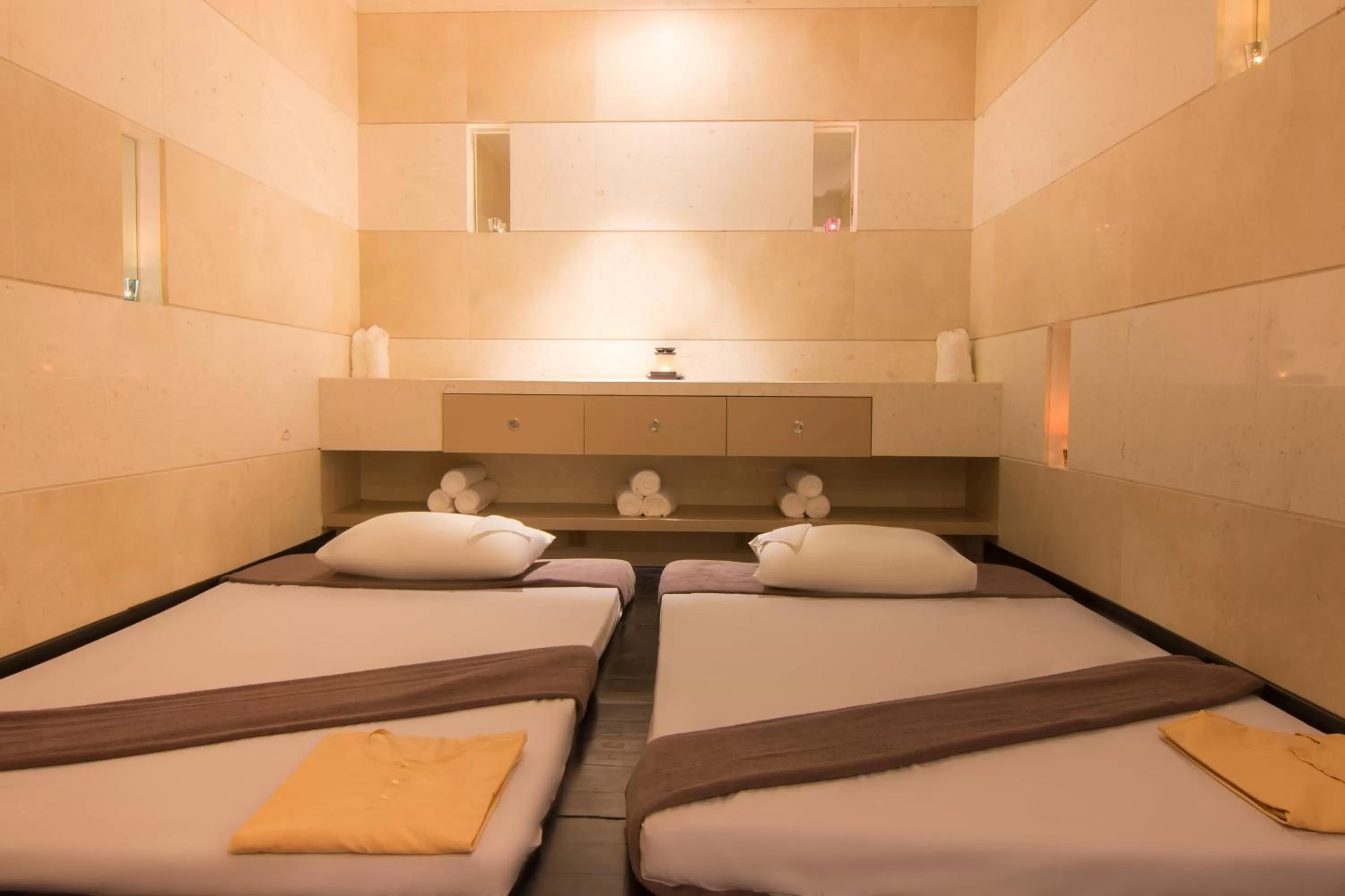 Massage, Bed in SUN & MOON, Urban Hotel