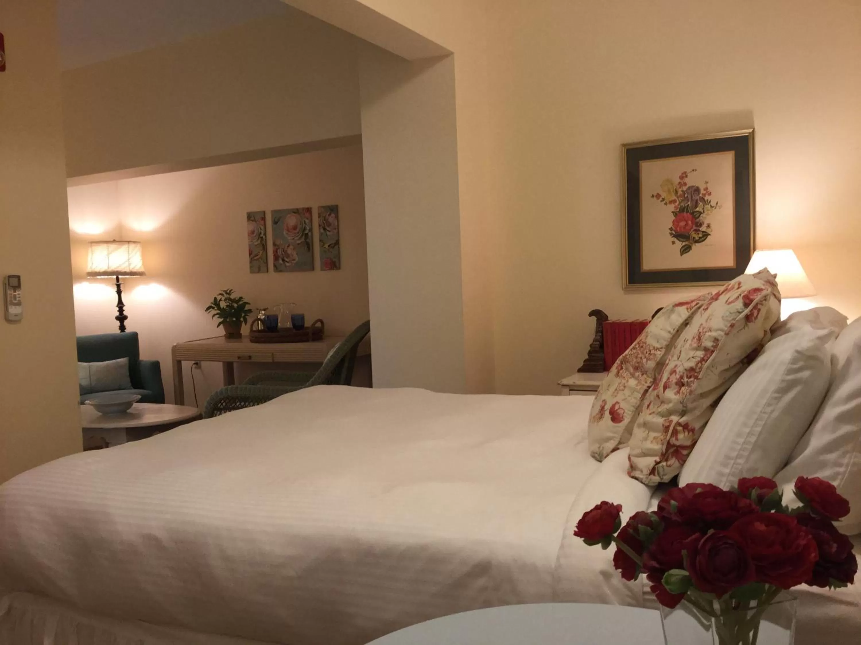 Bedroom, Bed in The Beach Rose Inn