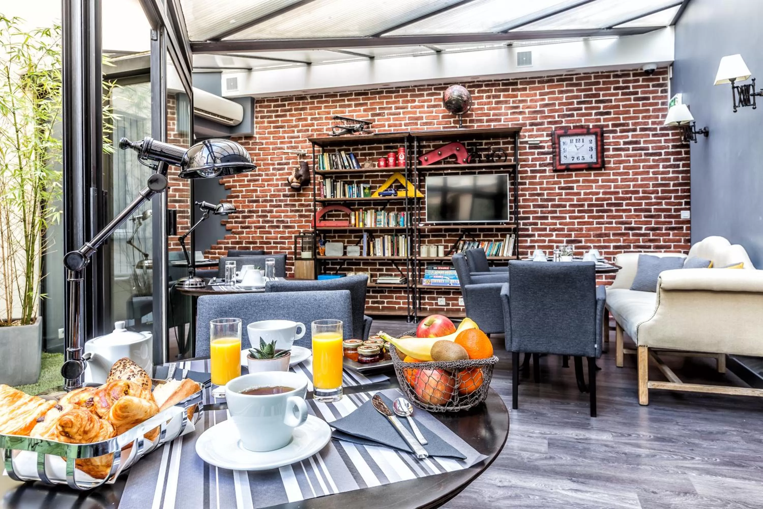 Communal lounge/ TV room in Atelier Montparnasse Hôtel