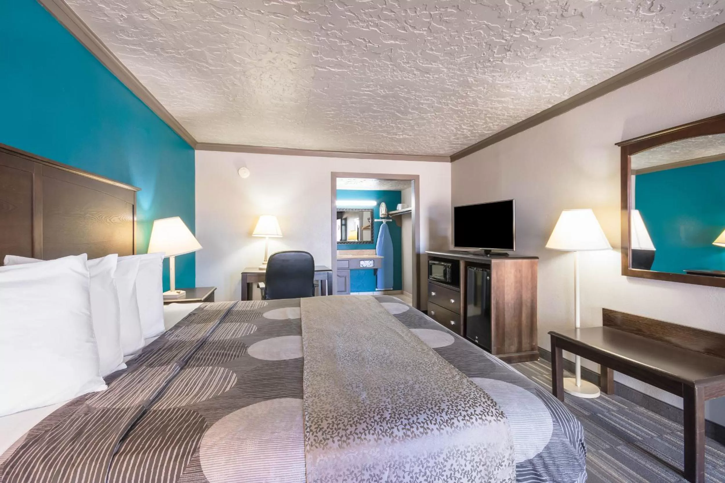 Bed in Econo Lodge Inn & Suites