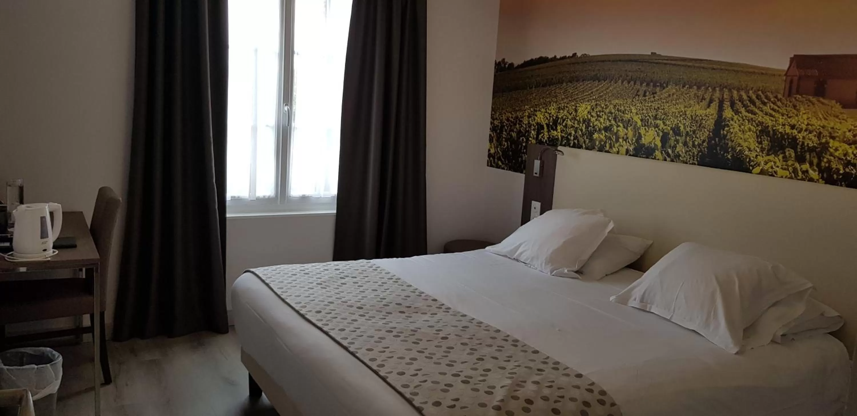 Photo of the whole room, Bed in Best Western Hotel Ile de France