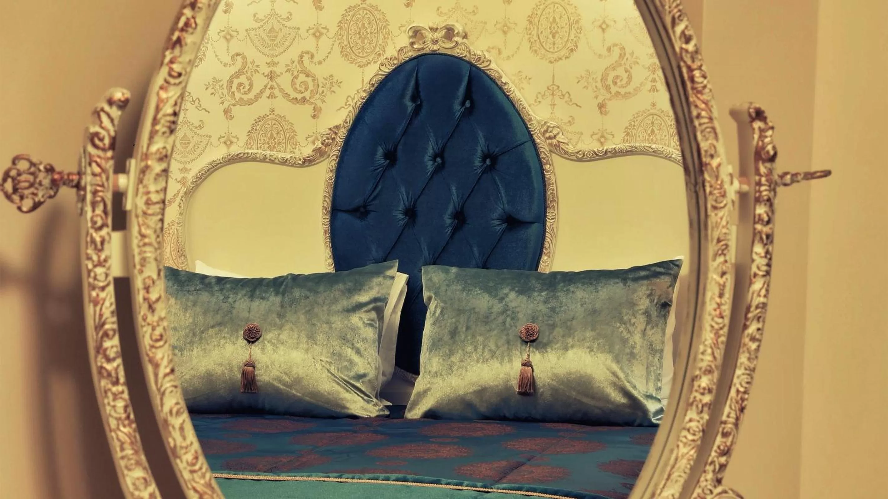 Bedroom, Seating Area in Port Hotel