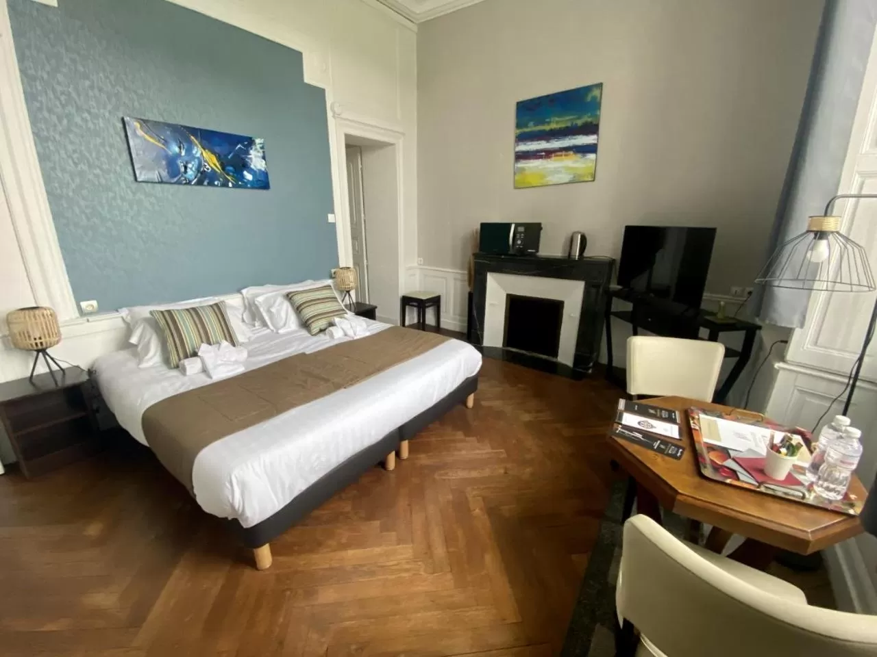 Photo of the whole room, Bed in Hôtel Particulier CHÂTEAU DES MARAIS Proximité et vue sur le Lac de Grand lieu