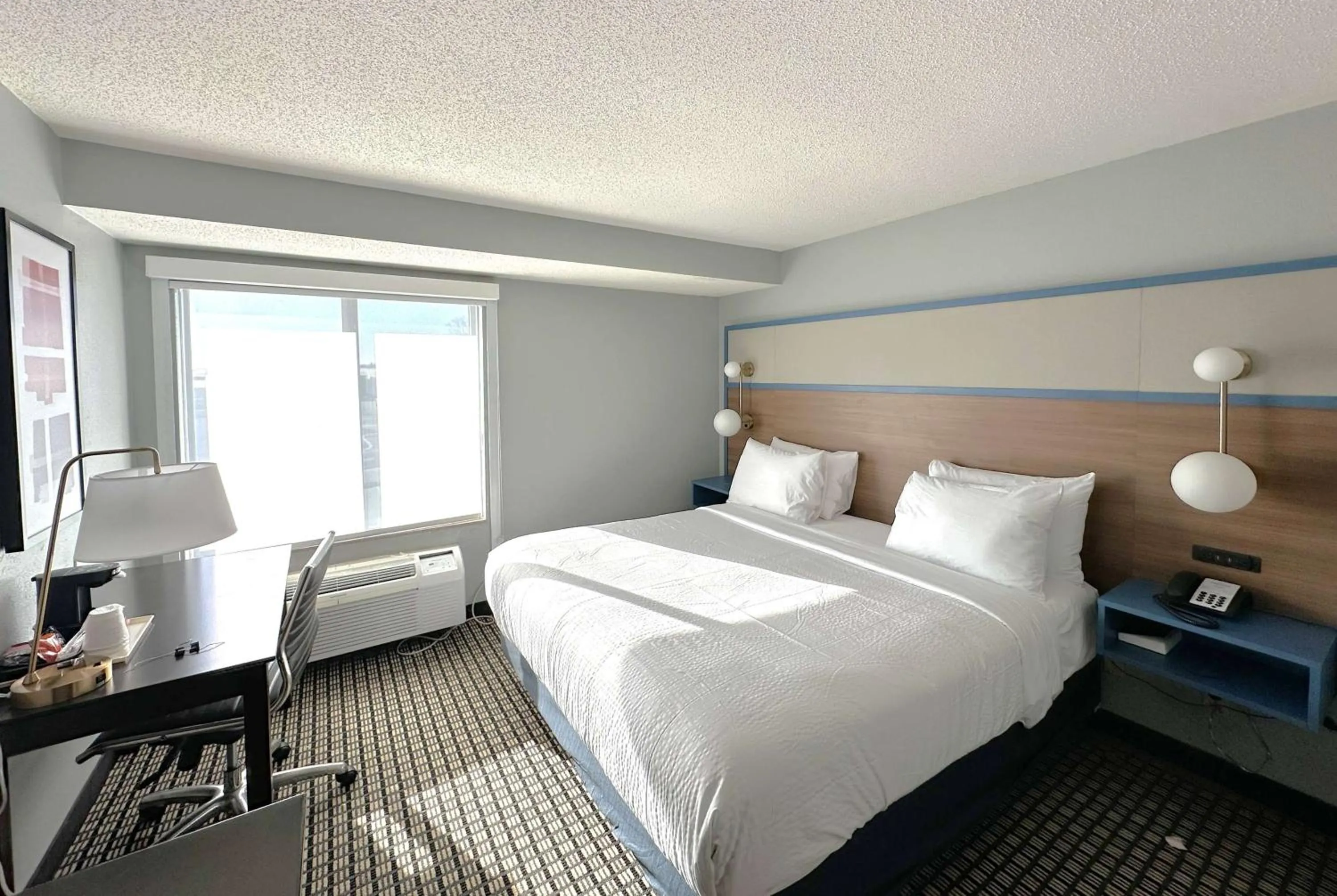 Photo of the whole room, Bed in Quality Inn Reedsburg