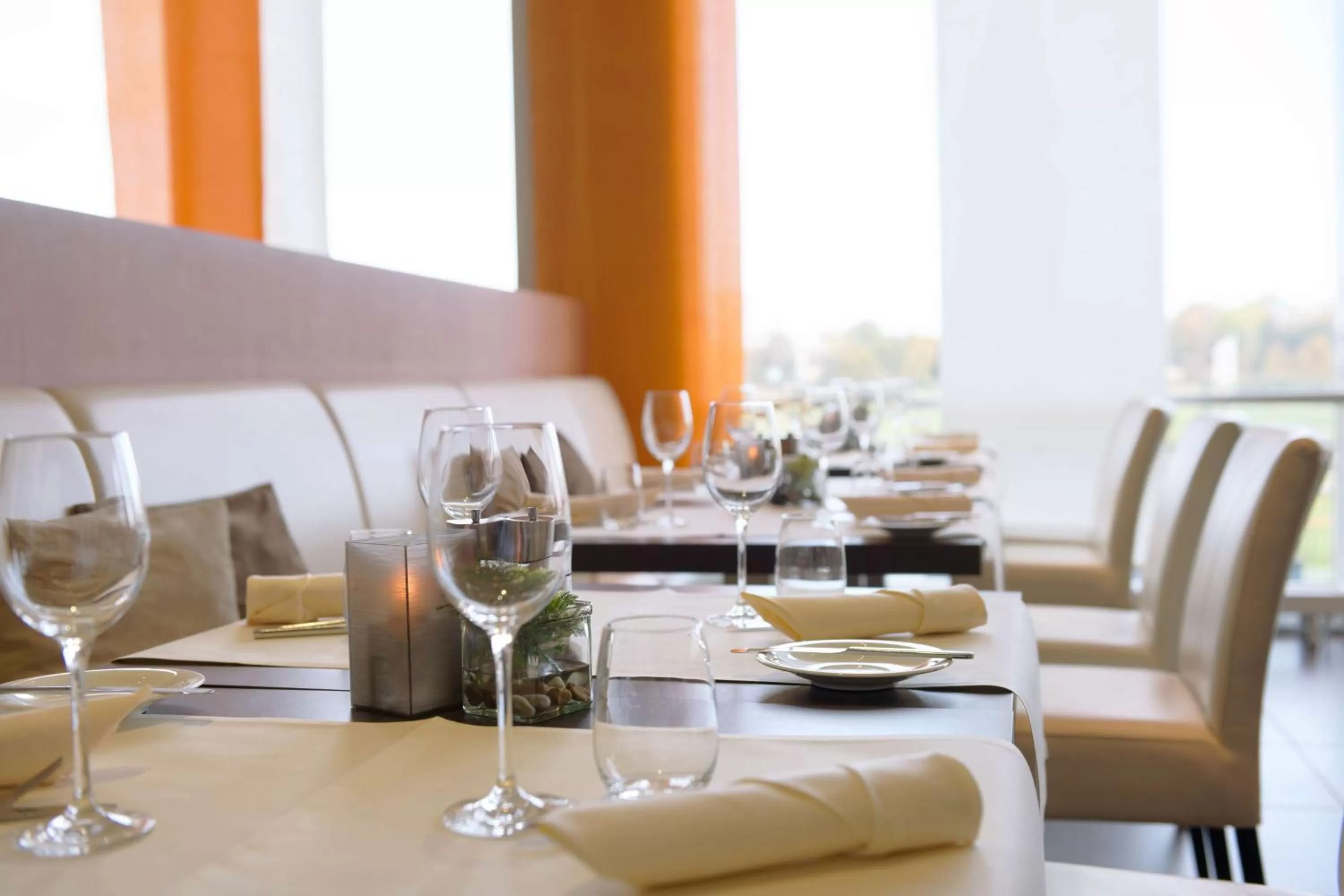 Restaurant/places to eat in ATLANTIC Hotel Galopprennbahn