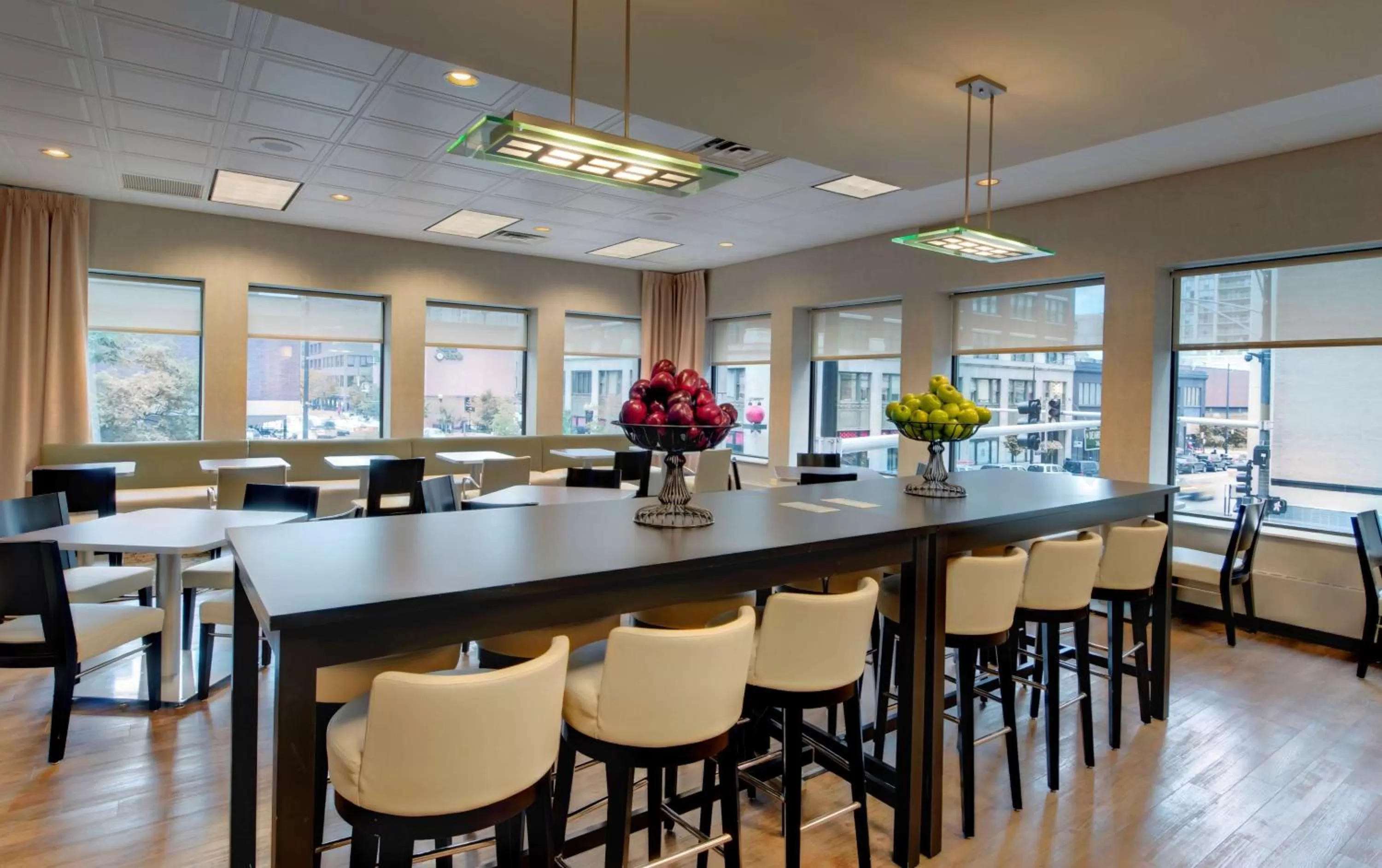 Dining area in Hampton Inn & Suites Chicago-Downtown
