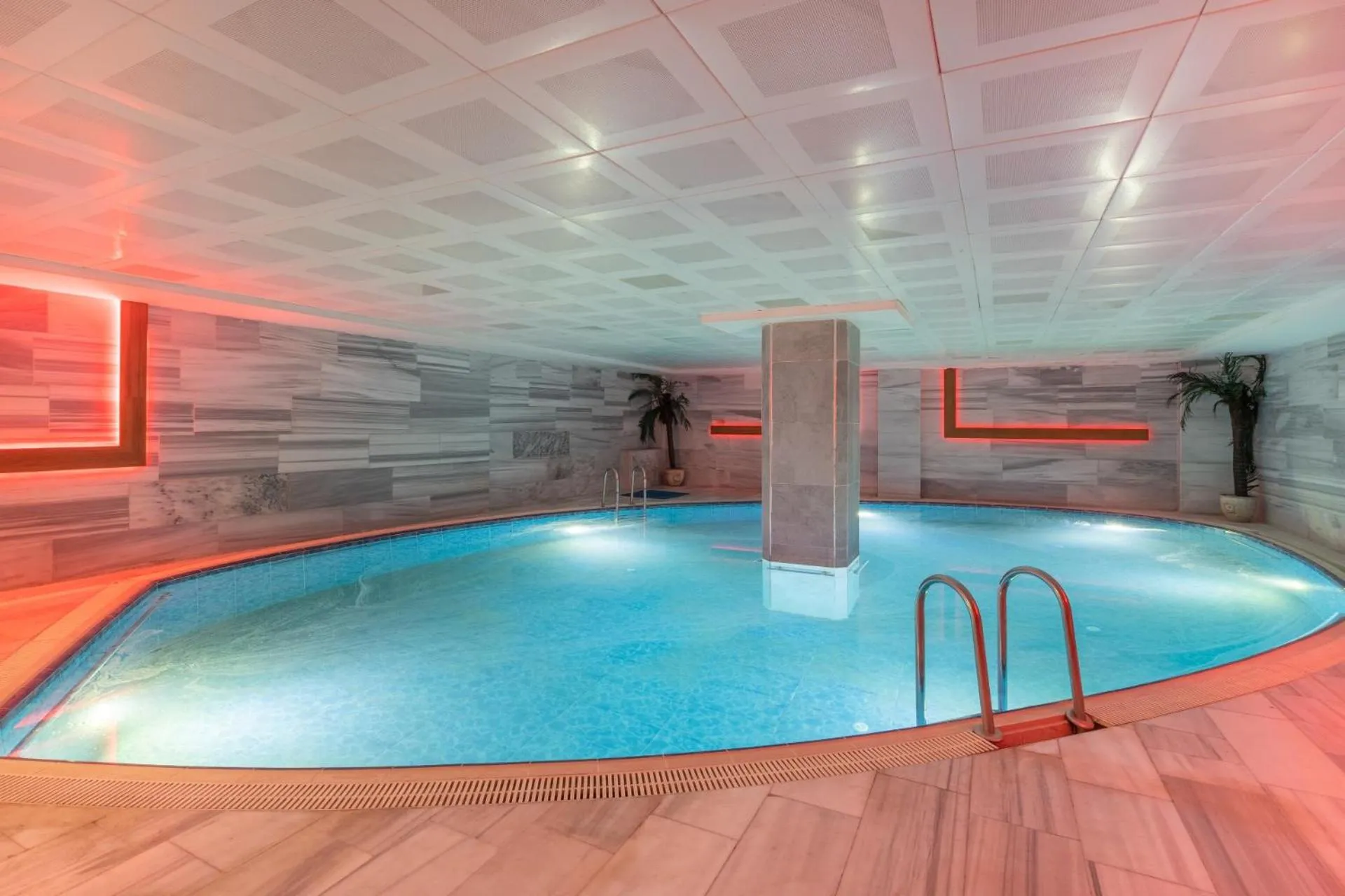 Swimming pool in Buyuk Velic Hotel